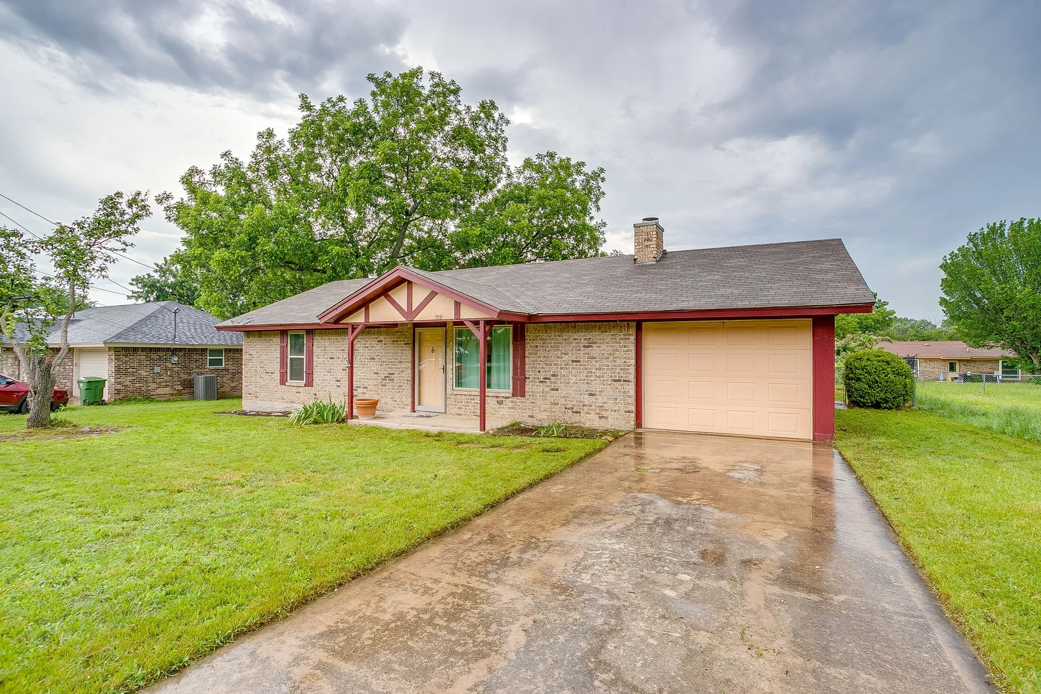Single Family Residence For Sale in Parker County , 709 N Avenue B, Springtown, Texas 76082, 3 Bedroom, 3 Bathroom, 1 Garage spaces, 1,535 Sqft, built in 1985, mls#21274304, Real Estate Agent in Springtown, Homes For Sale in Parker county, Homes For Sale in Springtown, Realtor in Springtown Texas, Real Estate Brokerage Independent Realty Texas, Luminita Cordes Realtor