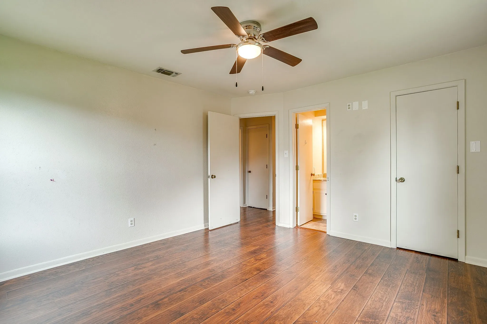 Single Family Residence For Sale in Parker County , 709 N Avenue B, Springtown, Texas 76082, 3 Bedroom, 3 Bathroom, 1 Garage spaces, 1,535 Sqft, built in 1985, mls#21274304, Real Estate Agent in Springtown, Homes For Sale in Parker county, Homes For Sale in Springtown, Realtor in Springtown Texas, Real Estate Brokerage Independent Realty Texas, Luminita Cordes Realtor