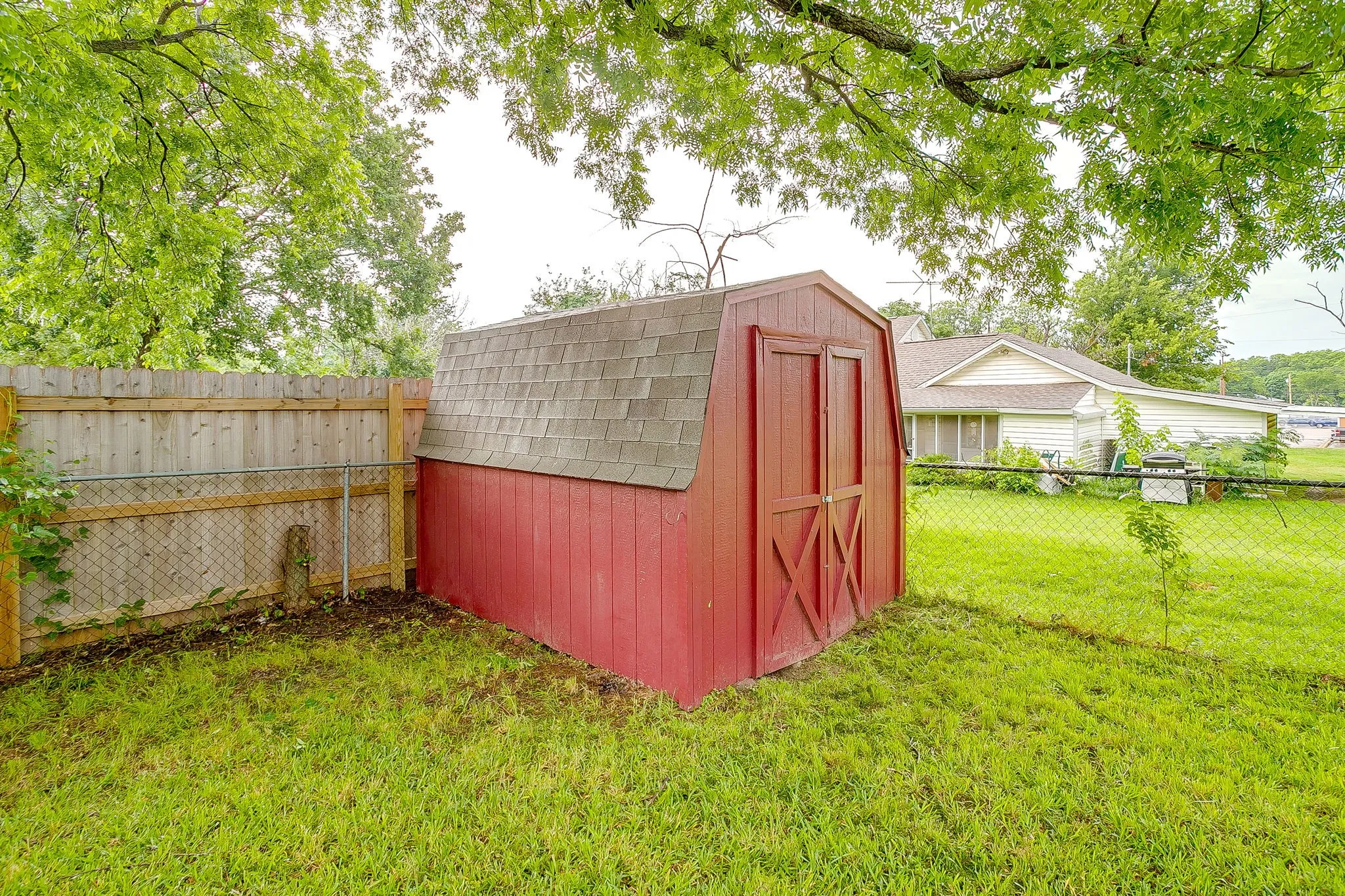 Single Family Residence For Sale in Parker County , 709 N Avenue B, Springtown, Texas 76082, 3 Bedroom, 3 Bathroom, 1 Garage spaces, 1,535 Sqft, built in 1985, mls#21274304, Real Estate Agent in Springtown, Homes For Sale in Parker county, Homes For Sale in Springtown, Realtor in Springtown Texas, Real Estate Brokerage Independent Realty Texas, Luminita Cordes Realtor