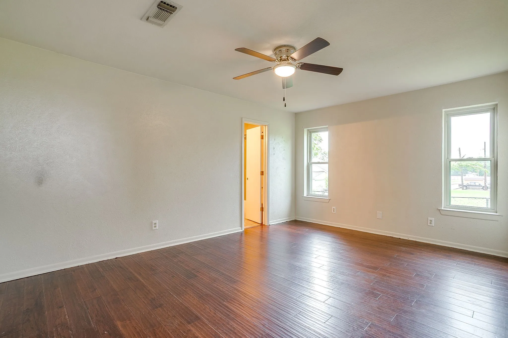 Single Family Residence For Sale in Parker County , 709 N Avenue B, Springtown, Texas 76082, 3 Bedroom, 3 Bathroom, 1 Garage spaces, 1,535 Sqft, built in 1985, mls#21274304, Real Estate Agent in Springtown, Homes For Sale in Parker county, Homes For Sale in Springtown, Realtor in Springtown Texas, Real Estate Brokerage Independent Realty Texas, Luminita Cordes Realtor