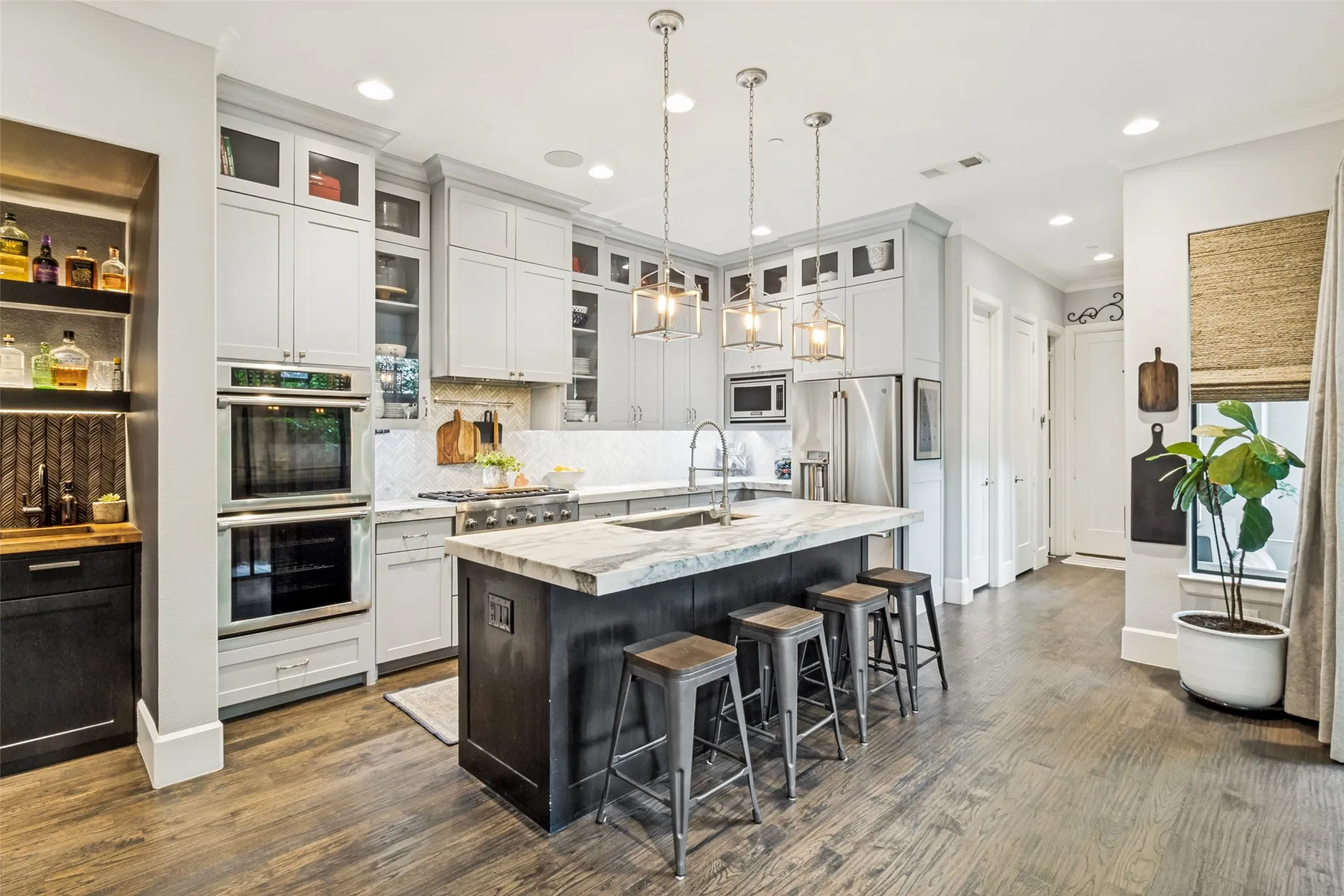Single Family Residence For Sale in Dallas County , 4407 Emerson Avenue, University Park, Texas 75205, 4 Bedroom, 5 Bathroom, 2 Garage spaces, 3,556 Sqft, built in 2017, mls#21247264, Real Estate Agent in University Park, Homes For Sale in Dallas county, Homes For Sale in University Park, Realtor in University Park Texas, Real Estate Brokerage Independent Realty Texas, Luminita Cordes Realtor