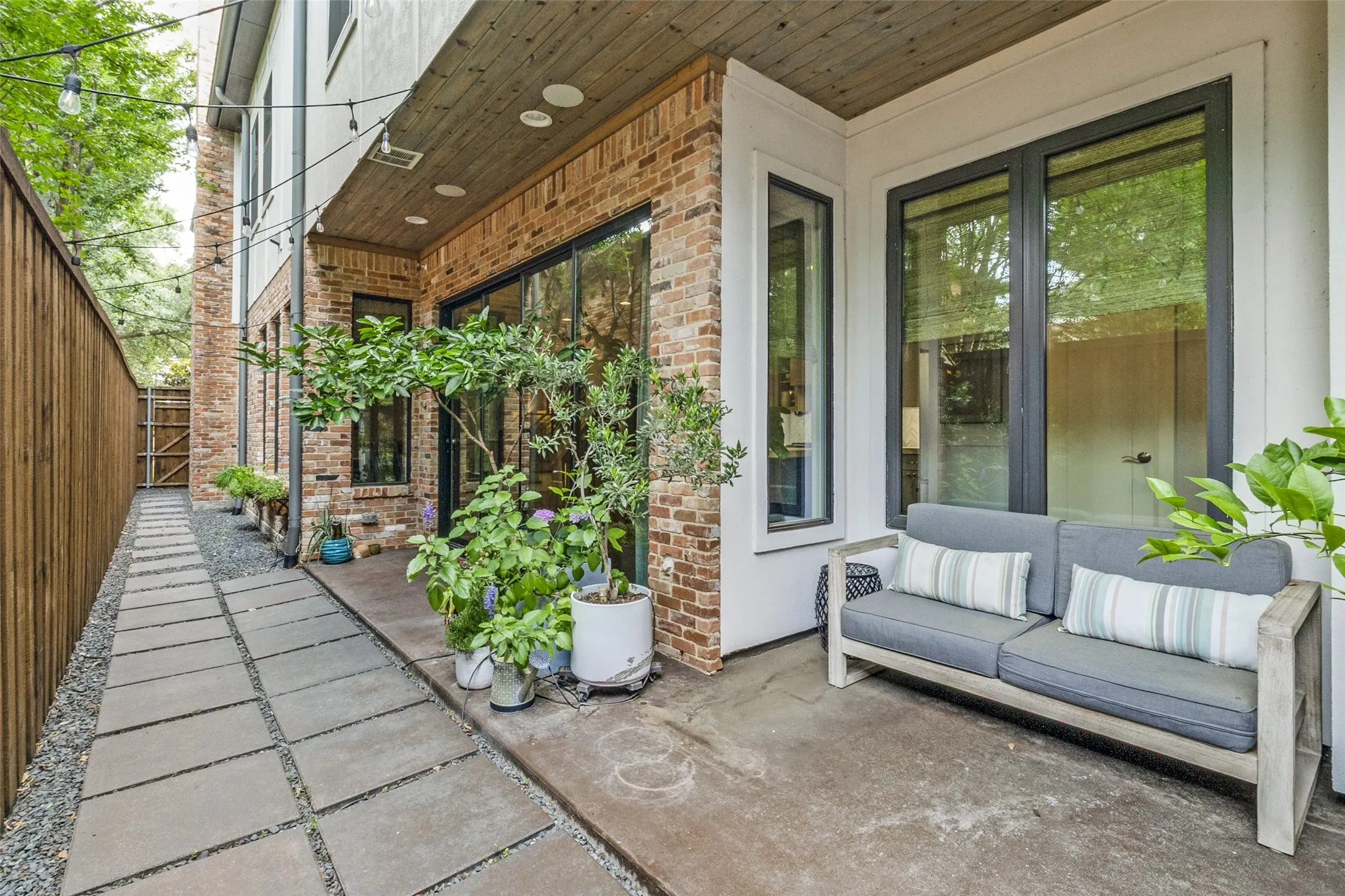 Single Family Residence For Sale in Dallas County , 4407 Emerson Avenue, University Park, Texas 75205, 4 Bedroom, 5 Bathroom, 2 Garage spaces, 3,556 Sqft, built in 2017, mls#21247264, Real Estate Agent in University Park, Homes For Sale in Dallas county, Homes For Sale in University Park, Realtor in University Park Texas, Real Estate Brokerage Independent Realty Texas, Luminita Cordes Realtor