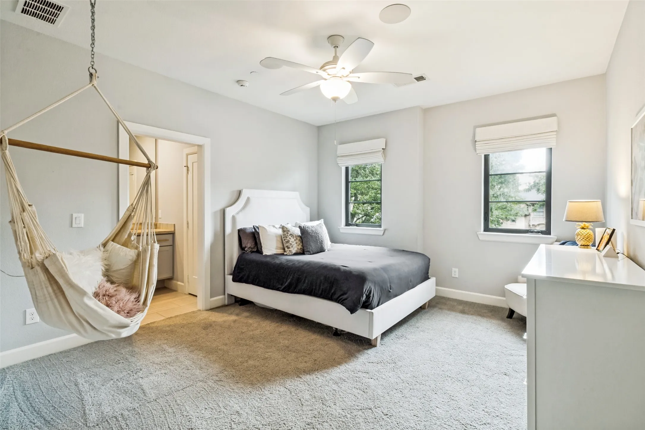 Single Family Residence For Sale in Dallas County , 4407 Emerson Avenue, University Park, Texas 75205, 4 Bedroom, 5 Bathroom, 2 Garage spaces, 3,556 Sqft, built in 2017, mls#21247264, Real Estate Agent in University Park, Homes For Sale in Dallas county, Homes For Sale in University Park, Realtor in University Park Texas, Real Estate Brokerage Independent Realty Texas, Luminita Cordes Realtor