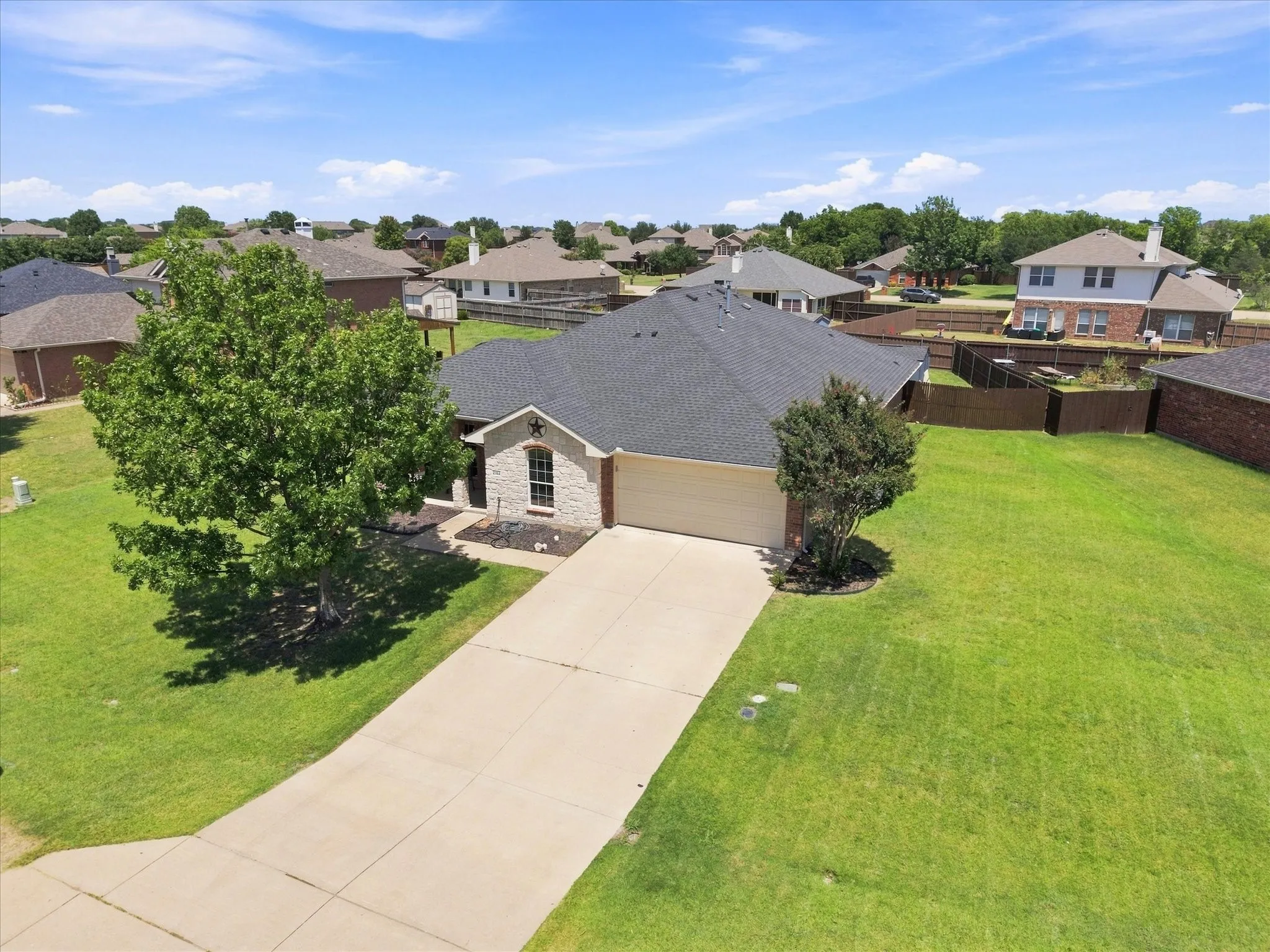 Single Family Residence For Sale in Rockwall County , 2744 Stoney Hollow Lane, Rockwall, Texas 75087, 3 Bedroom, 3 Bathroom, 2 Garage spaces, 2,247 Sqft, built in 2004, mls#21279321, Real Estate Agent in Rockwall, Homes For Sale in Rockwall county, Homes For Sale in Rockwall, Realtor in Rockwall Texas, Real Estate Brokerage Independent Realty Texas, Luminita Cordes Realtor