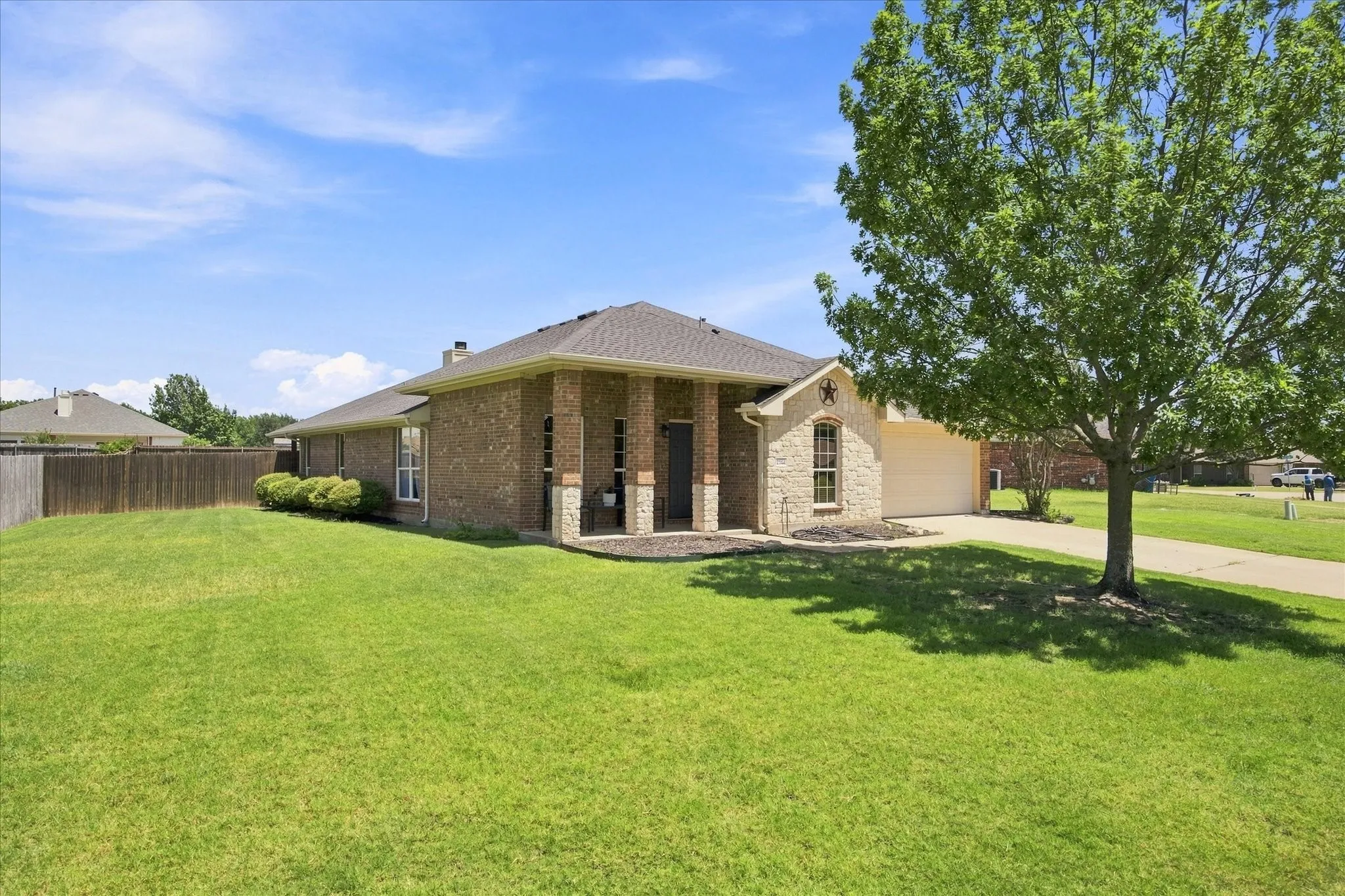 Single Family Residence For Sale in Rockwall County , 2744 Stoney Hollow Lane, Rockwall, Texas 75087, 3 Bedroom, 3 Bathroom, 2 Garage spaces, 2,247 Sqft, built in 2004, mls#21279321, Real Estate Agent in Rockwall, Homes For Sale in Rockwall county, Homes For Sale in Rockwall, Realtor in Rockwall Texas, Real Estate Brokerage Independent Realty Texas, Luminita Cordes Realtor