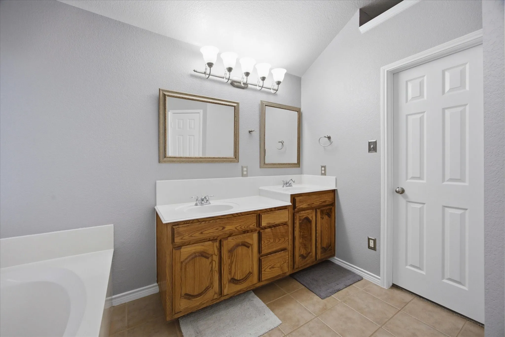 Single Family Residence For Sale in Rockwall County , 2744 Stoney Hollow Lane, Rockwall, Texas 75087, 3 Bedroom, 3 Bathroom, 2 Garage spaces, 2,247 Sqft, built in 2004, mls#21279321, Real Estate Agent in Rockwall, Homes For Sale in Rockwall county, Homes For Sale in Rockwall, Realtor in Rockwall Texas, Real Estate Brokerage Independent Realty Texas, Luminita Cordes Realtor