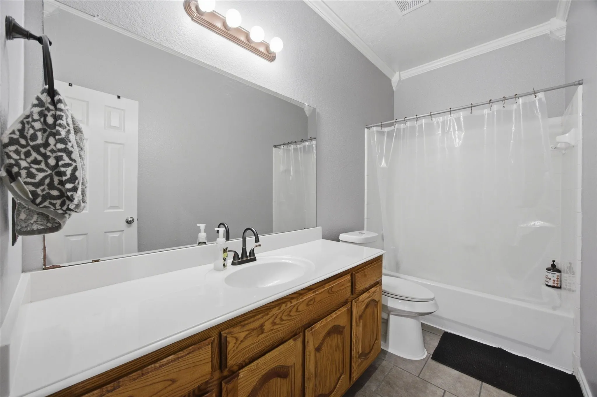 Single Family Residence For Sale in Rockwall County , 2744 Stoney Hollow Lane, Rockwall, Texas 75087, 3 Bedroom, 3 Bathroom, 2 Garage spaces, 2,247 Sqft, built in 2004, mls#21279321, Real Estate Agent in Rockwall, Homes For Sale in Rockwall county, Homes For Sale in Rockwall, Realtor in Rockwall Texas, Real Estate Brokerage Independent Realty Texas, Luminita Cordes Realtor
