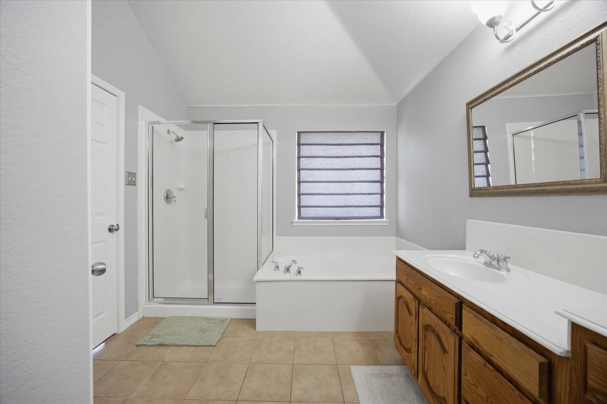 Single Family Residence For Sale in Rockwall County , 2744 Stoney Hollow Lane, Rockwall, Texas 75087, 3 Bedroom, 3 Bathroom, 2 Garage spaces, 2,247 Sqft, built in 2004, mls#21279321, Real Estate Agent in Rockwall, Homes For Sale in Rockwall county, Homes For Sale in Rockwall, Realtor in Rockwall Texas, Real Estate Brokerage Independent Realty Texas, Luminita Cordes Realtor