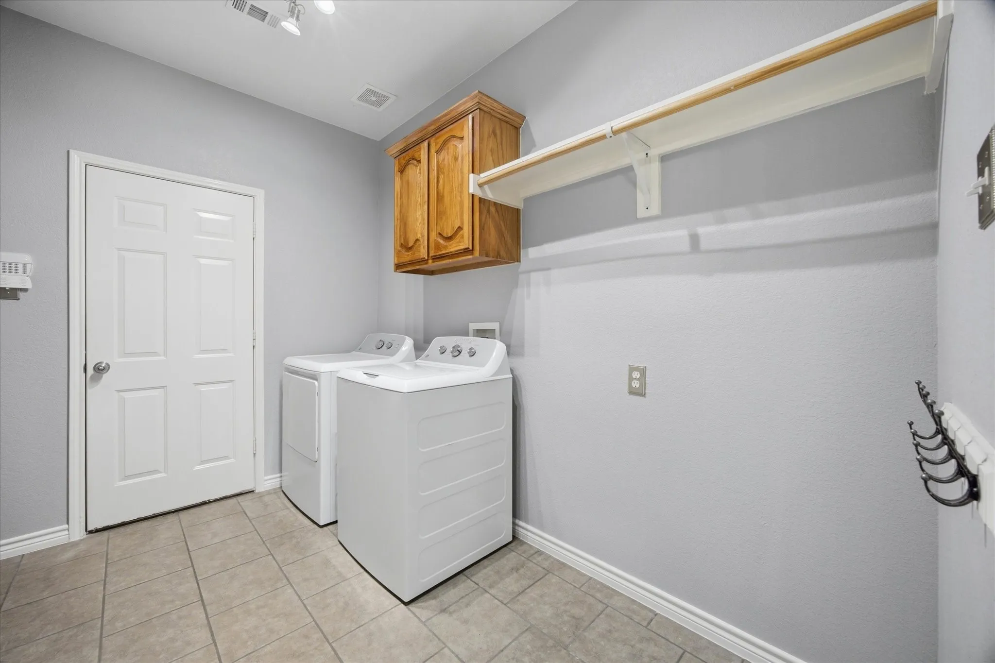 Single Family Residence For Sale in Rockwall County , 2744 Stoney Hollow Lane, Rockwall, Texas 75087, 3 Bedroom, 3 Bathroom, 2 Garage spaces, 2,247 Sqft, built in 2004, mls#21279321, Real Estate Agent in Rockwall, Homes For Sale in Rockwall county, Homes For Sale in Rockwall, Realtor in Rockwall Texas, Real Estate Brokerage Independent Realty Texas, Luminita Cordes Realtor