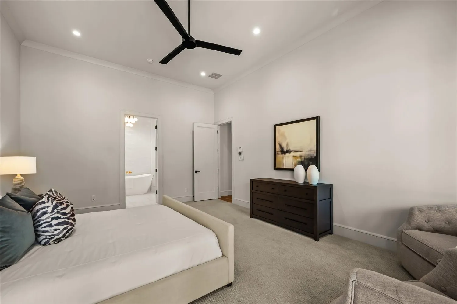 Vaulted ceiling with a matte black ceiling fan, recessed lighting, and crown molding