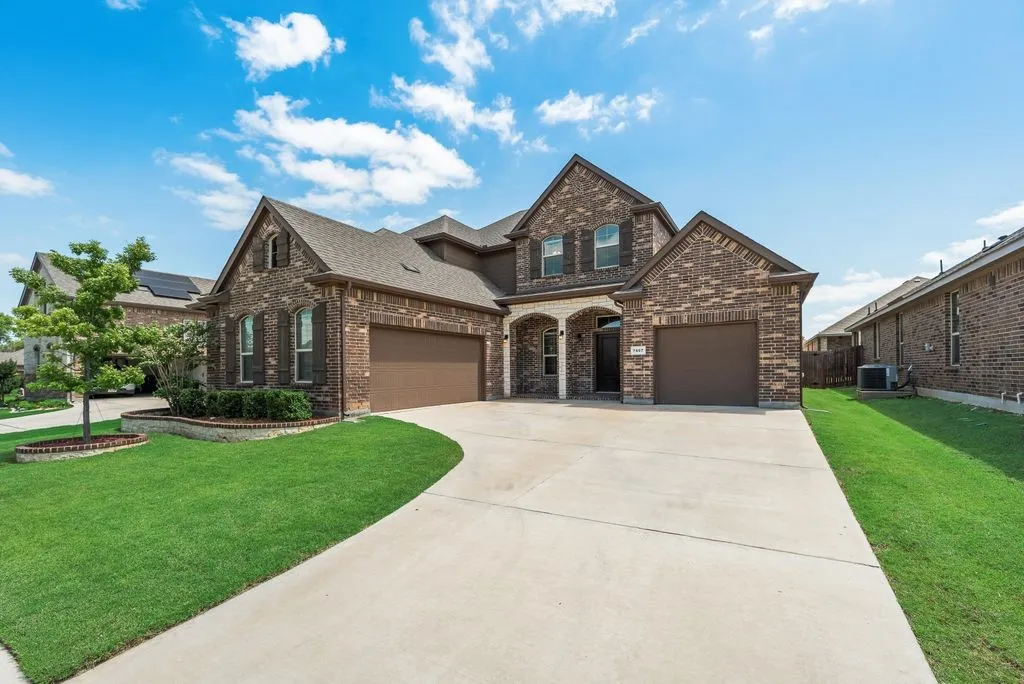 Single Family Residence For Sale in Tarrant County , 7807 Links Drive, Arlington, Texas 76001, 4 Bedroom, 3 Bathroom, 3 Garage spaces, 3,026 Sqft, built in 2020, mls#21277528, Real Estate Agent in Arlington, Homes For Sale in Tarrant county, Homes For Sale in Arlington, Realtor in Arlington Texas, Real Estate Brokerage Independent Realty Texas, Luminita Cordes Realtor