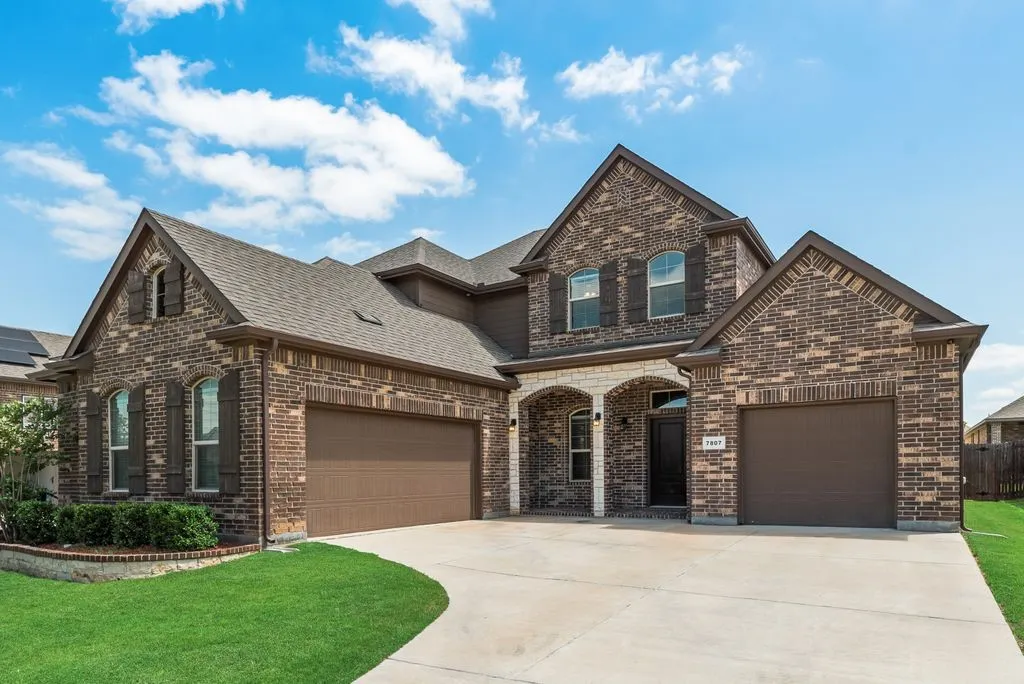 Single Family Residence For Sale in Tarrant County , 7807 Links Drive, Arlington, Texas 76001, 4 Bedroom, 3 Bathroom, 3 Garage spaces, 3,026 Sqft, built in 2020, mls#21277528, Real Estate Agent in Arlington, Homes For Sale in Tarrant county, Homes For Sale in Arlington, Realtor in Arlington Texas, Real Estate Brokerage Independent Realty Texas, Luminita Cordes Realtor