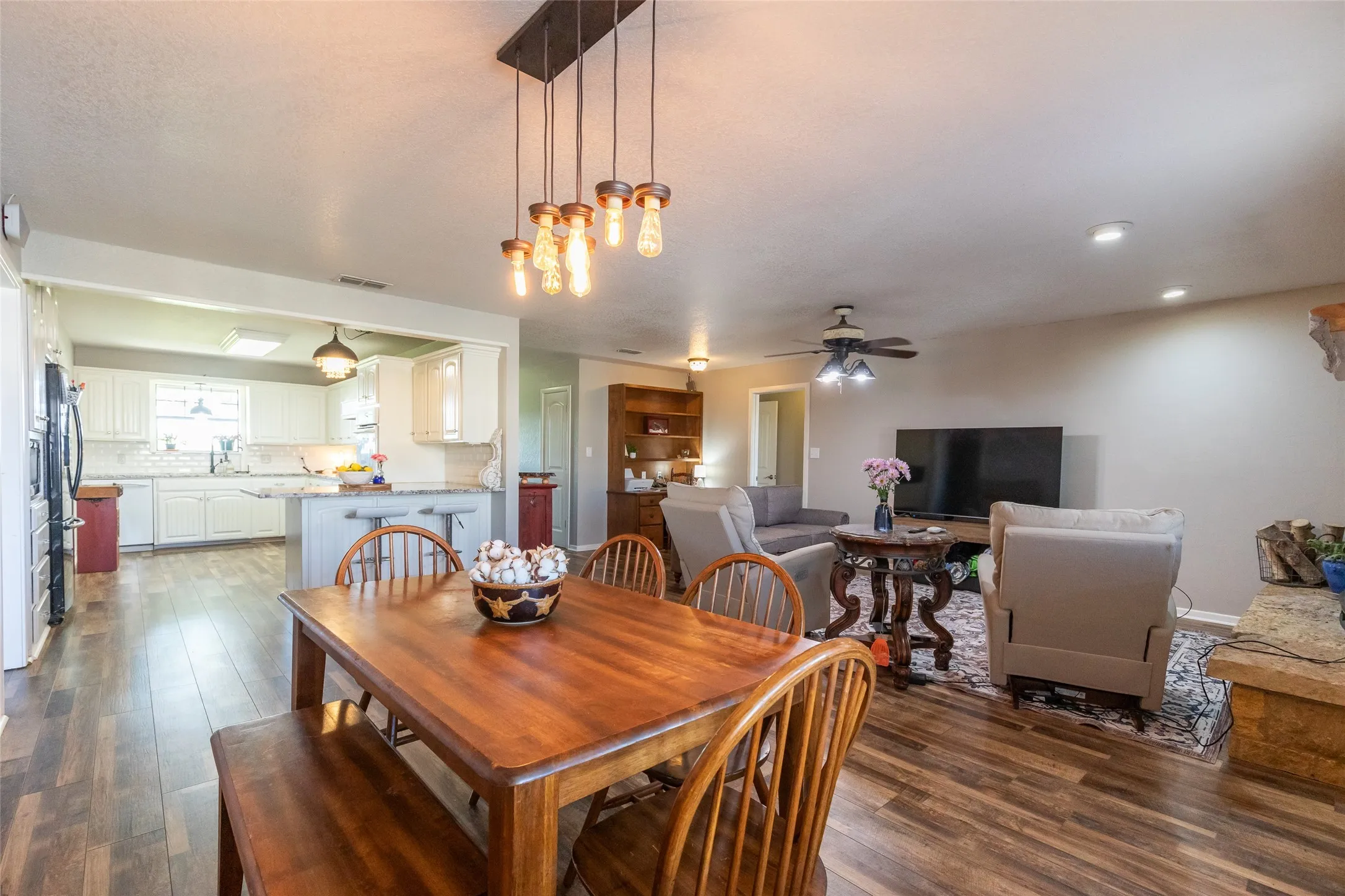 Single Family Residence For Sale in Taylor County , 426 S elmdale, Abilene, Texas 79602, 4 Bedroom, 3 Bathroom, 3 Garage spaces, 3,144 Sqft, built in 2005, mls#21270424, Real Estate Agent in Abilene, Homes For Sale in Taylor county, Homes For Sale in Abilene, Realtor in Abilene Texas, Real Estate Brokerage Independent Realty Texas, Luminita Cordes Realtor