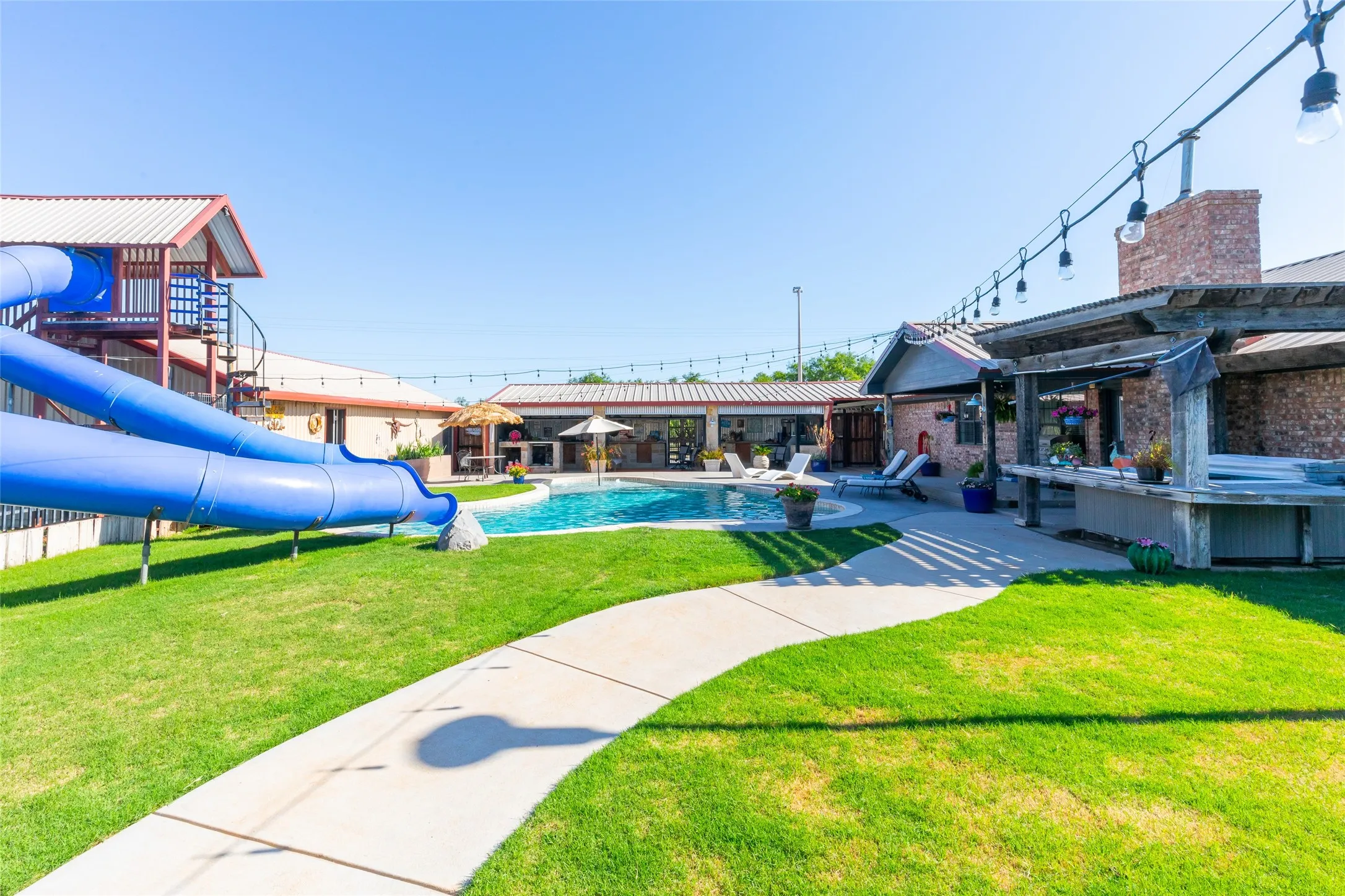 Single Family Residence For Sale in Taylor County , 426 S elmdale, Abilene, Texas 79602, 4 Bedroom, 3 Bathroom, 3 Garage spaces, 3,144 Sqft, built in 2005, mls#21270424, Real Estate Agent in Abilene, Homes For Sale in Taylor county, Homes For Sale in Abilene, Realtor in Abilene Texas, Real Estate Brokerage Independent Realty Texas, Luminita Cordes Realtor