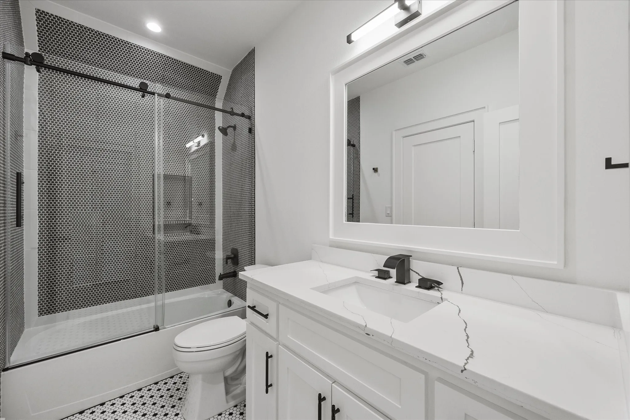 Single Family Residence For Sale in Kaufman County , 1240 Deerfield Drive, Wills Point, Texas 75169, 5 Bedroom, 5 Bathroom, 2 Garage spaces, 4,590 Sqft, built in 2022, mls#21261849, Real Estate Agent in Wills Point, Homes For Sale in Kaufman county, Homes For Sale in Wills Point, Realtor in Wills Point Texas, Real Estate Brokerage Independent Realty Texas, Luminita Cordes Realtor