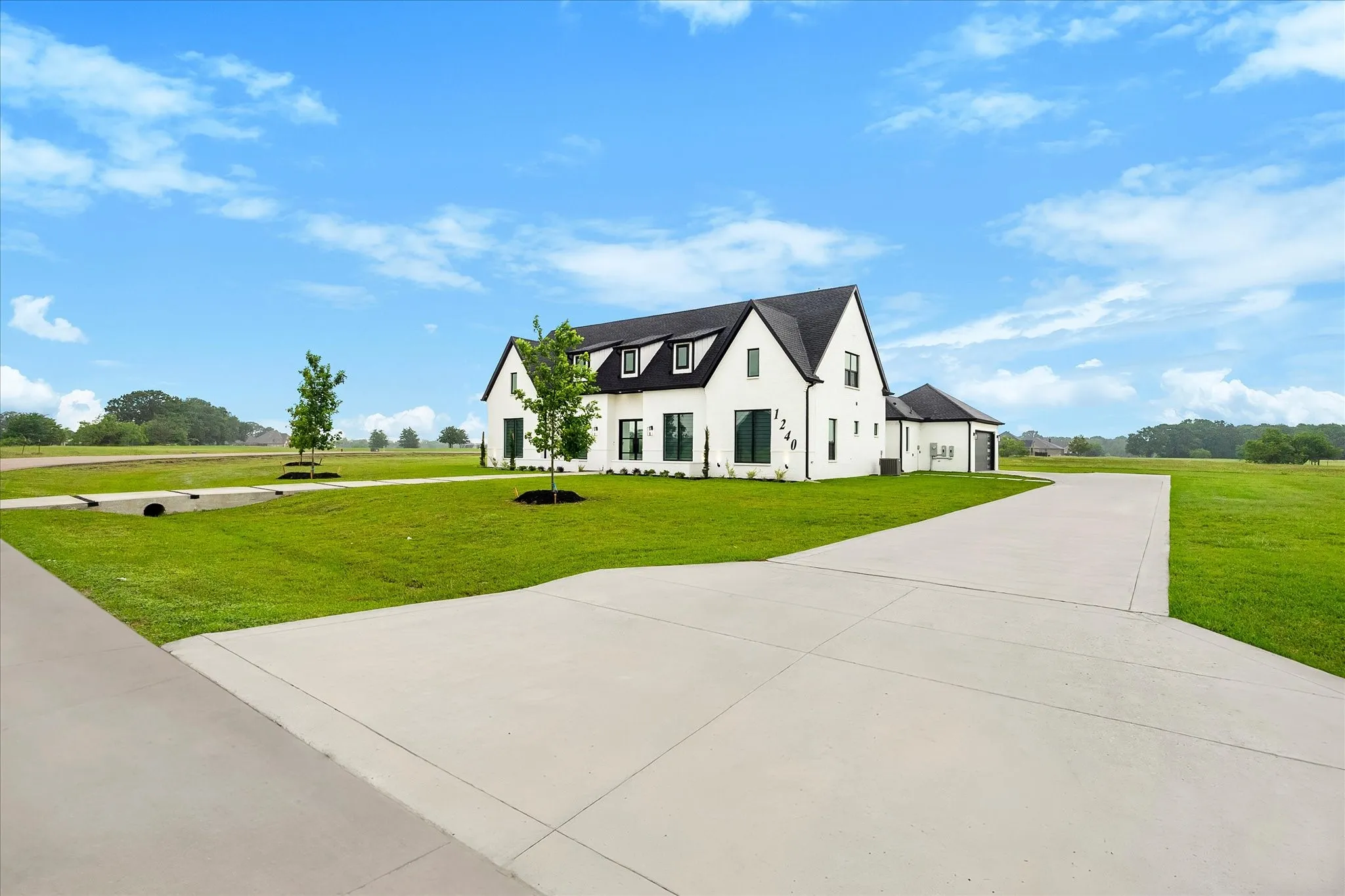 Single Family Residence For Sale in Kaufman County , 1240 Deerfield Drive, Wills Point, Texas 75169, 5 Bedroom, 5 Bathroom, 2 Garage spaces, 4,590 Sqft, built in 2022, mls#21261849, Real Estate Agent in Wills Point, Homes For Sale in Kaufman county, Homes For Sale in Wills Point, Realtor in Wills Point Texas, Real Estate Brokerage Independent Realty Texas, Luminita Cordes Realtor