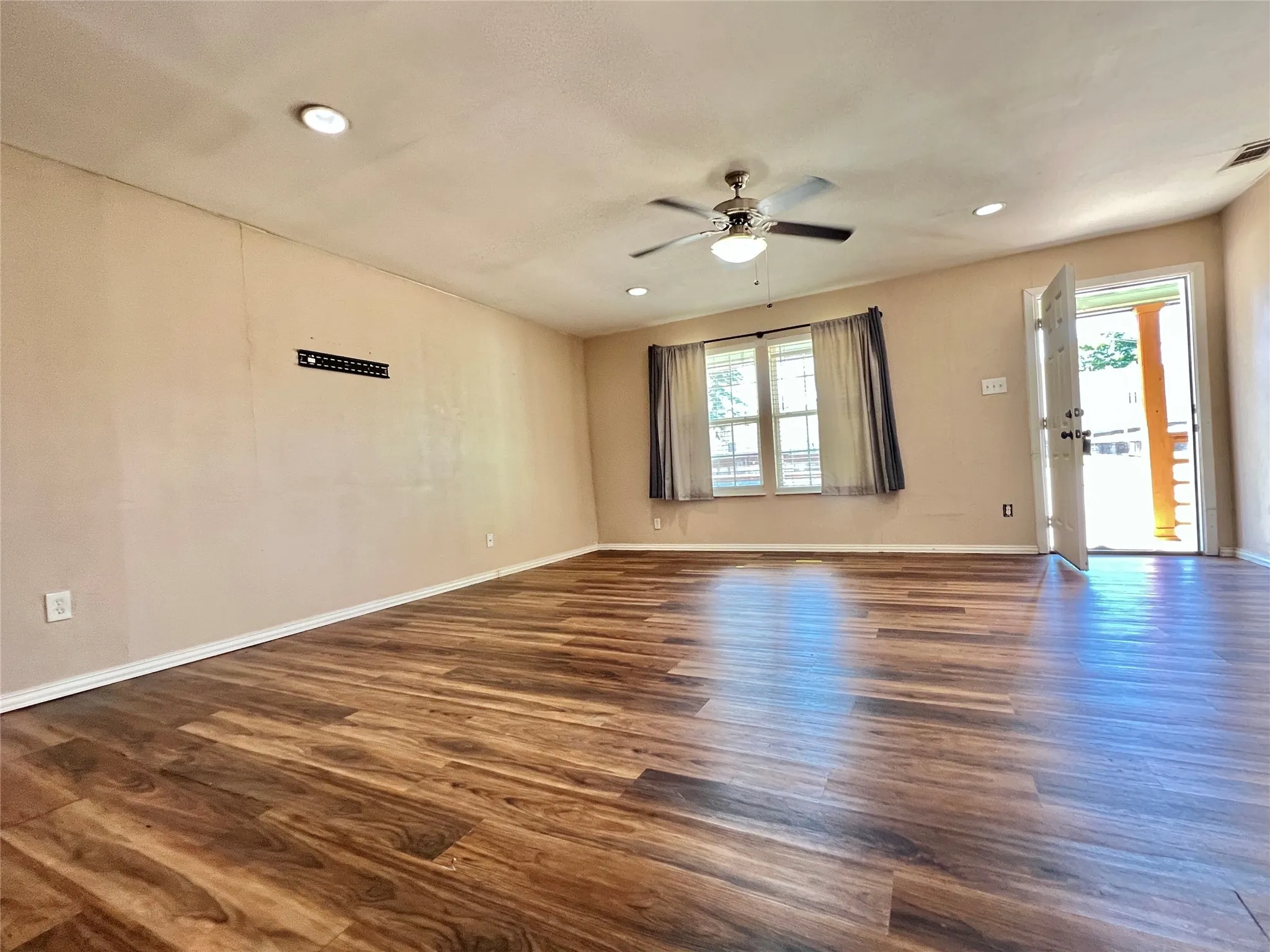 Apartment For Rent in Rockwall County , 509 S Fannin Street B, Rockwall, Texas 75087, 2 Bedroom, 1 Bathroom, Garage spaces, 995 Sqft, built in 1975, mls#21279379, Real Estate Agent in Rockwall, Homes For Rent in Rockwall county, Homes For Rent in Rockwall, Realtor in Rockwall Texas, Real Estate Brokerage Independent Realty Texas, Luminita Cordes Realtor
