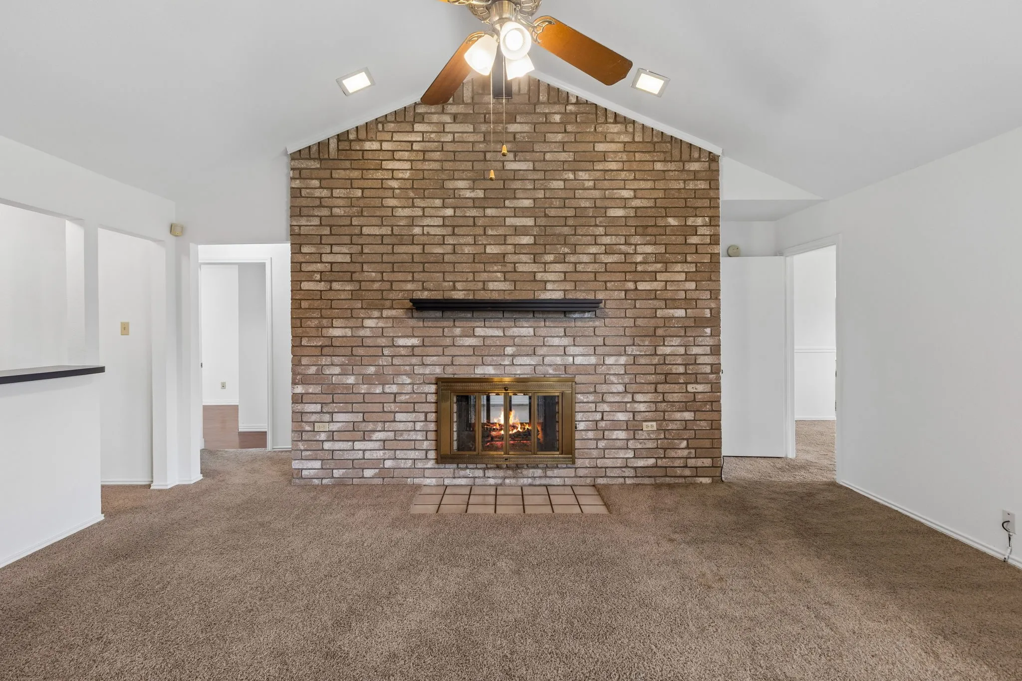 Single Family Residence For Sale in Tarrant County , 502 Parsley Lane, Euless, Texas 76039, 3 Bedroom, 2 Bathroom, 2 Garage spaces, 1,506 Sqft, built in 1984, mls#21277500, Real Estate Agent in Euless, Homes For Sale in Tarrant county, Homes For Sale in Euless, Realtor in Euless Texas, Real Estate Brokerage Independent Realty Texas, Luminita Cordes Realtor