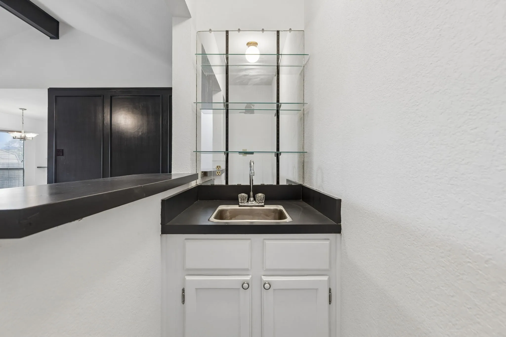 Single Family Residence For Sale in Tarrant County , 502 Parsley Lane, Euless, Texas 76039, 3 Bedroom, 2 Bathroom, 2 Garage spaces, 1,506 Sqft, built in 1984, mls#21277500, Real Estate Agent in Euless, Homes For Sale in Tarrant county, Homes For Sale in Euless, Realtor in Euless Texas, Real Estate Brokerage Independent Realty Texas, Luminita Cordes Realtor