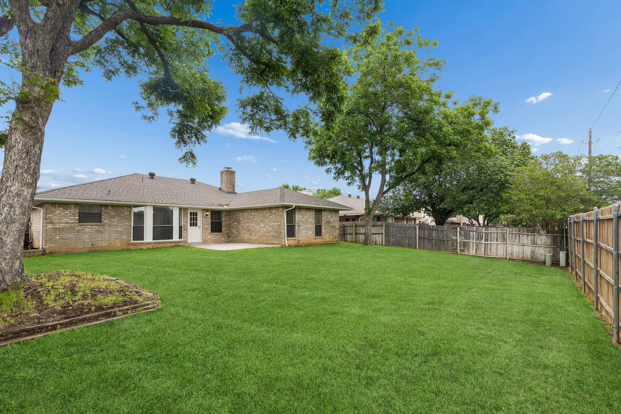 Single Family Residence For Sale in Tarrant County , 502 Parsley Lane, Euless, Texas 76039, 3 Bedroom, 2 Bathroom, 2 Garage spaces, 1,506 Sqft, built in 1984, mls#21277500, Real Estate Agent in Euless, Homes For Sale in Tarrant county, Homes For Sale in Euless, Realtor in Euless Texas, Real Estate Brokerage Independent Realty Texas, Luminita Cordes Realtor