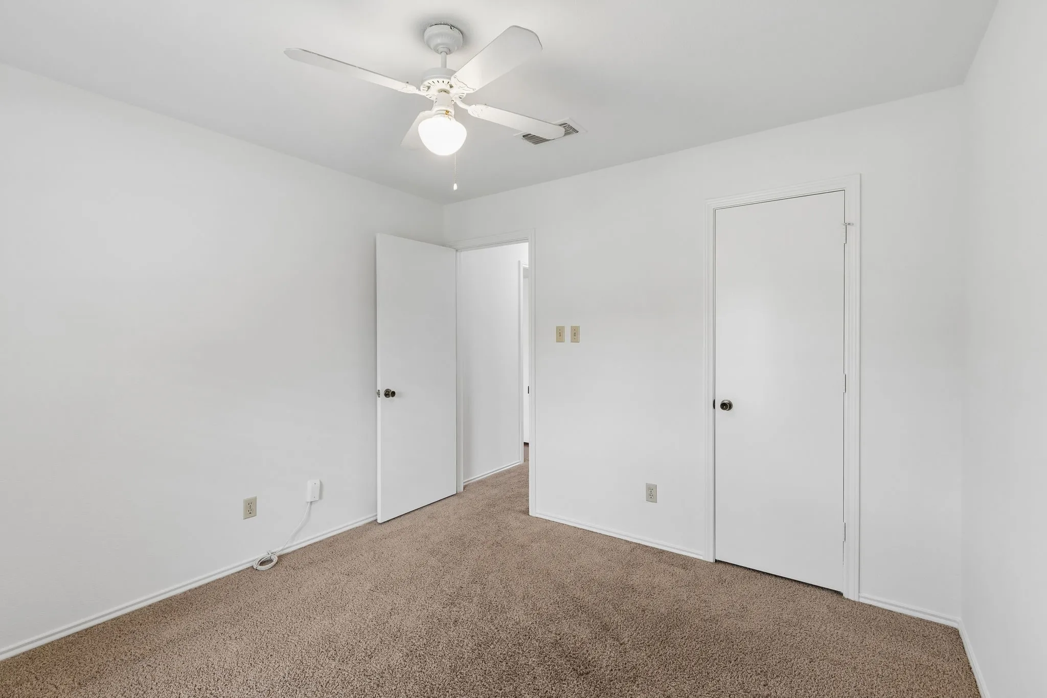 Single Family Residence For Sale in Tarrant County , 502 Parsley Lane, Euless, Texas 76039, 3 Bedroom, 2 Bathroom, 2 Garage spaces, 1,506 Sqft, built in 1984, mls#21277500, Real Estate Agent in Euless, Homes For Sale in Tarrant county, Homes For Sale in Euless, Realtor in Euless Texas, Real Estate Brokerage Independent Realty Texas, Luminita Cordes Realtor