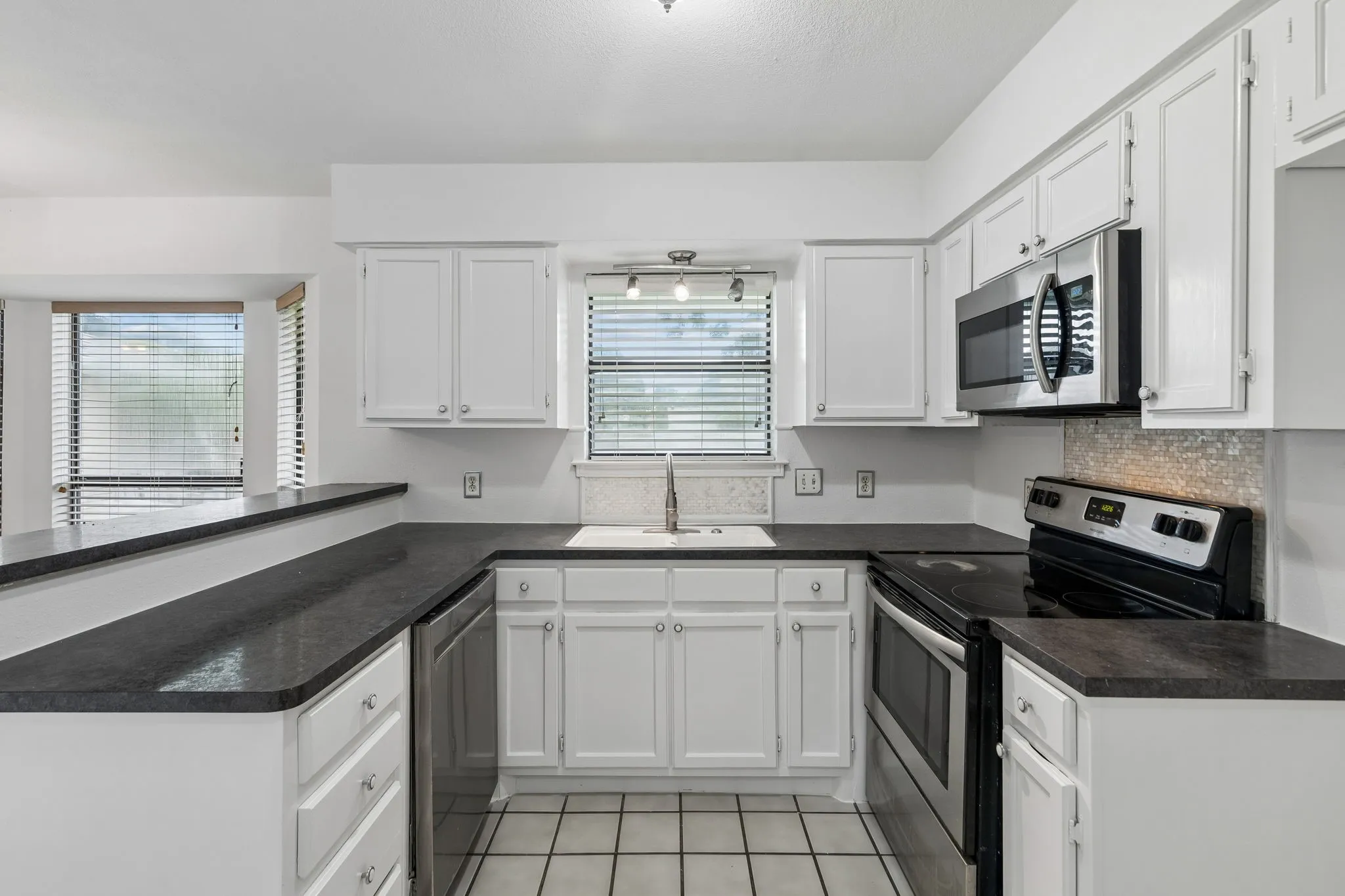 Single Family Residence For Sale in Tarrant County , 502 Parsley Lane, Euless, Texas 76039, 3 Bedroom, 2 Bathroom, 2 Garage spaces, 1,506 Sqft, built in 1984, mls#21277500, Real Estate Agent in Euless, Homes For Sale in Tarrant county, Homes For Sale in Euless, Realtor in Euless Texas, Real Estate Brokerage Independent Realty Texas, Luminita Cordes Realtor