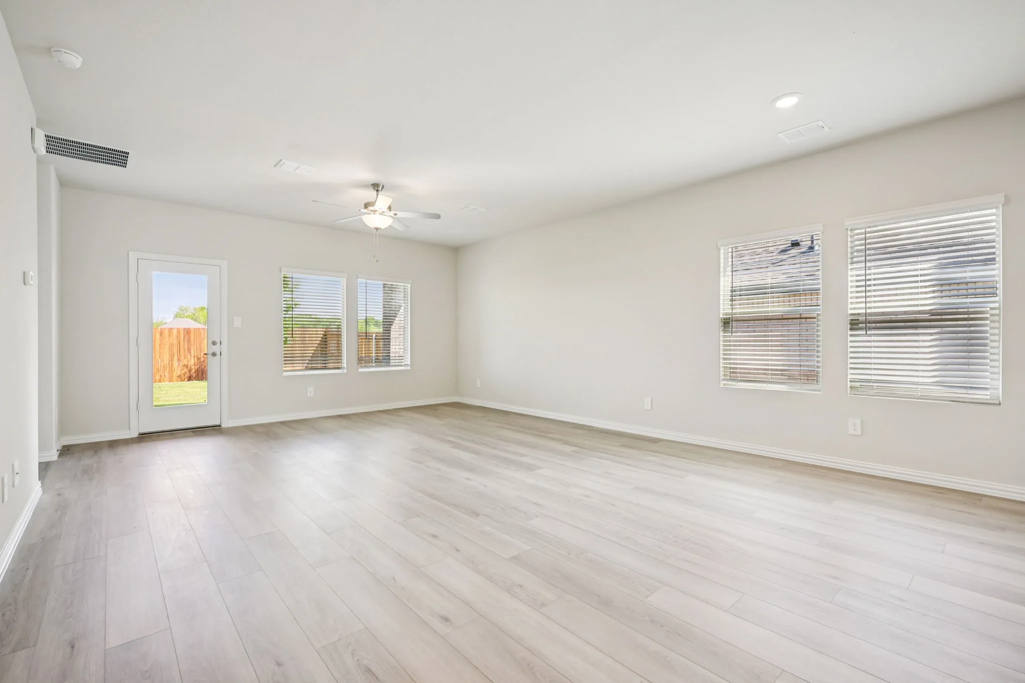  Photo is not of the actual home, but is an inspirational photo of builder’s model home and may depict options, furnishings, and/or decorator features that are not included.
