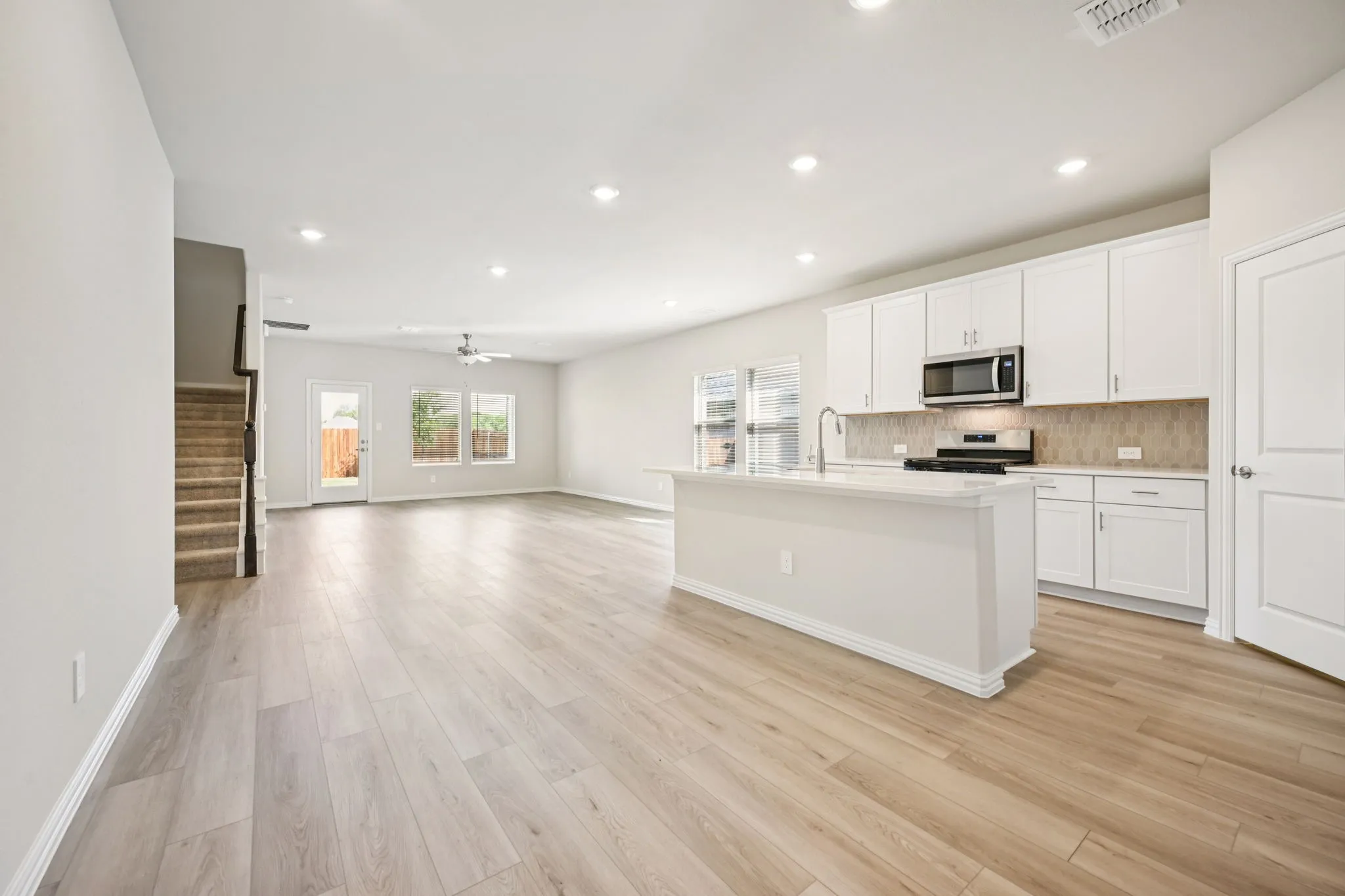  Photo is not of the actual home, but is an inspirational photo of builder’s model home and may depict options, furnishings, and/or decorator features that are not included.
