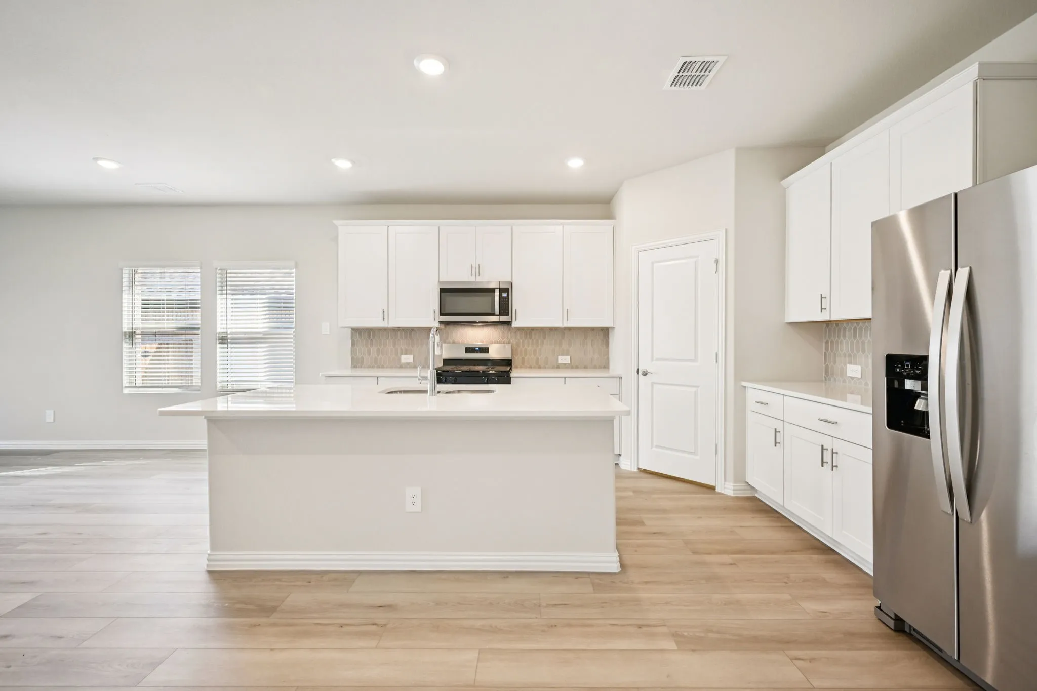  Photo is not of the actual home, but is an inspirational photo of builder’s model home and may depict options, furnishings, and/or decorator features that are not included.
