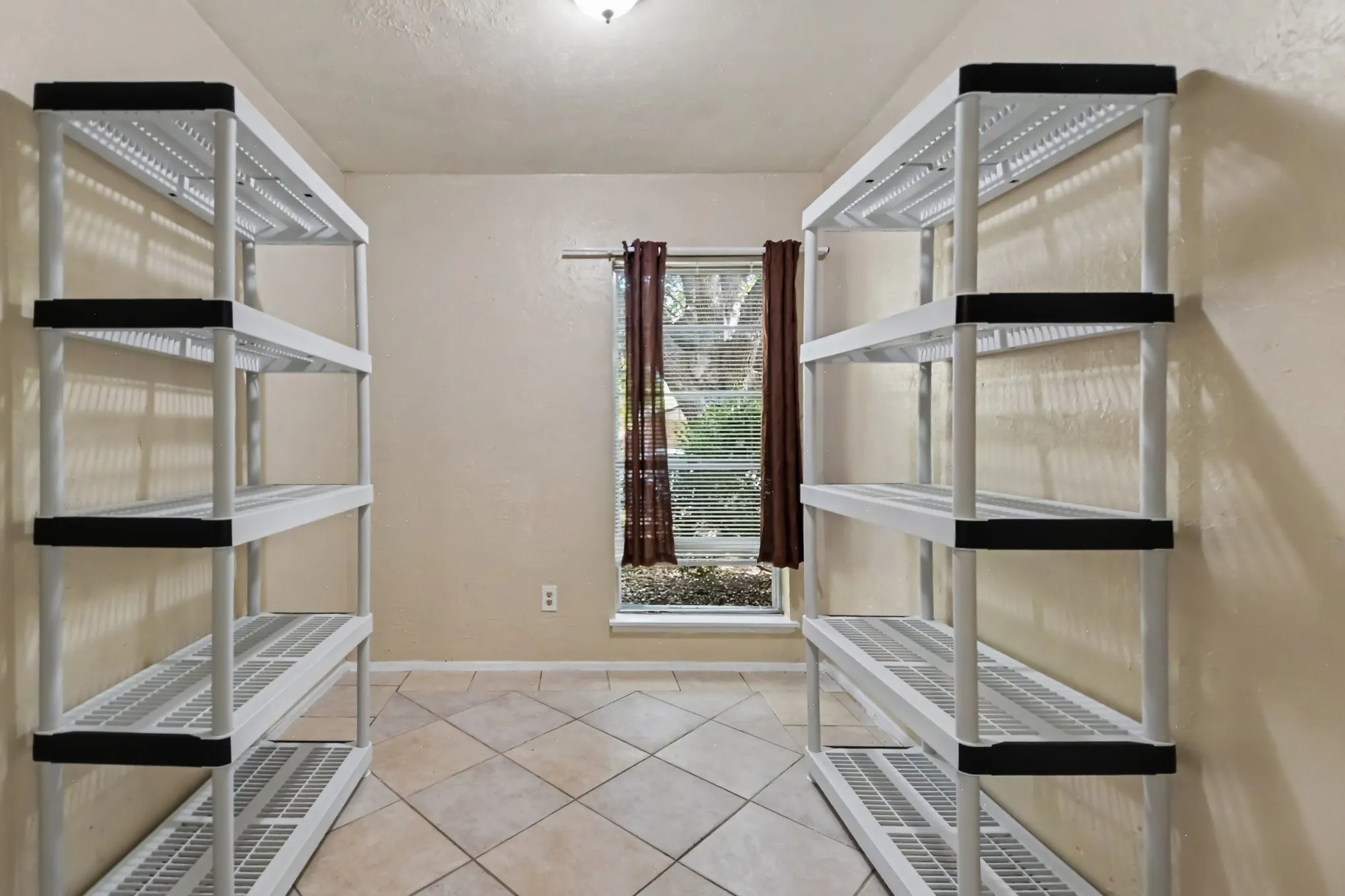 Single Family Residence For Rent in Dallas County , 2614 Branch Oaks Drive, Garland, Texas 75043, 4 Bedroom, 2 Bathroom, 2 Garage spaces, 1,734 Sqft, built in 1974, mls#21279396, Real Estate Agent in Garland, Homes For Rent in Dallas county, Homes For Rent in Garland, Realtor in Garland Texas, Real Estate Brokerage Independent Realty Texas, Luminita Cordes Realtor