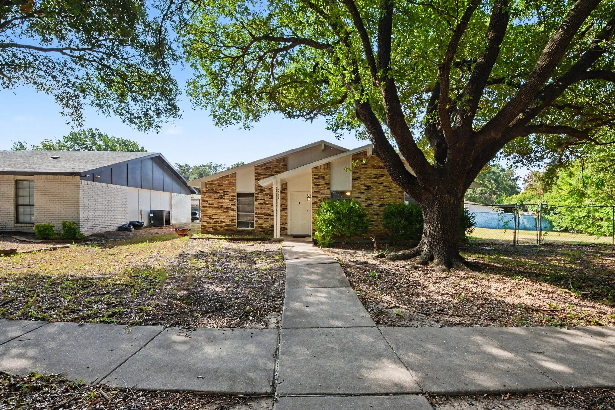 Single Family Residence For Rent in Dallas County , 2614 Branch Oaks Drive, Garland, Texas 75043, 4 Bedroom, 2 Bathroom, 2 Garage spaces, 1,734 Sqft, built in 1974, mls#21279396, Real Estate Agent in Garland, Homes For Rent in Dallas county, Homes For Rent in Garland, Realtor in Garland Texas, Real Estate Brokerage Independent Realty Texas, Luminita Cordes Realtor