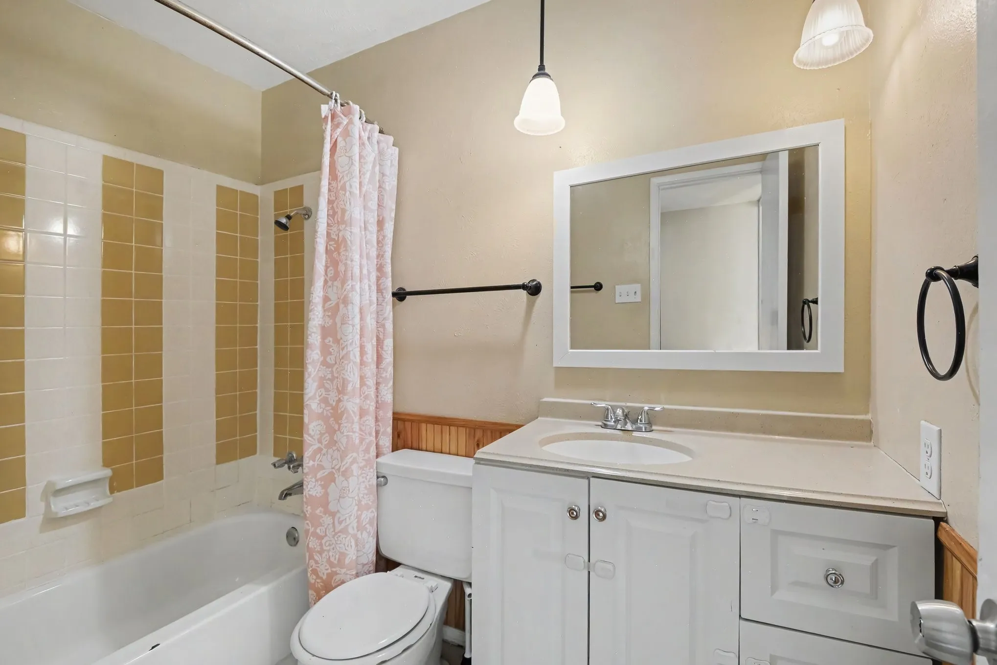 Single Family Residence For Rent in Dallas County , 2614 Branch Oaks Drive, Garland, Texas 75043, 4 Bedroom, 2 Bathroom, 2 Garage spaces, 1,734 Sqft, built in 1974, mls#21279396, Real Estate Agent in Garland, Homes For Rent in Dallas county, Homes For Rent in Garland, Realtor in Garland Texas, Real Estate Brokerage Independent Realty Texas, Luminita Cordes Realtor