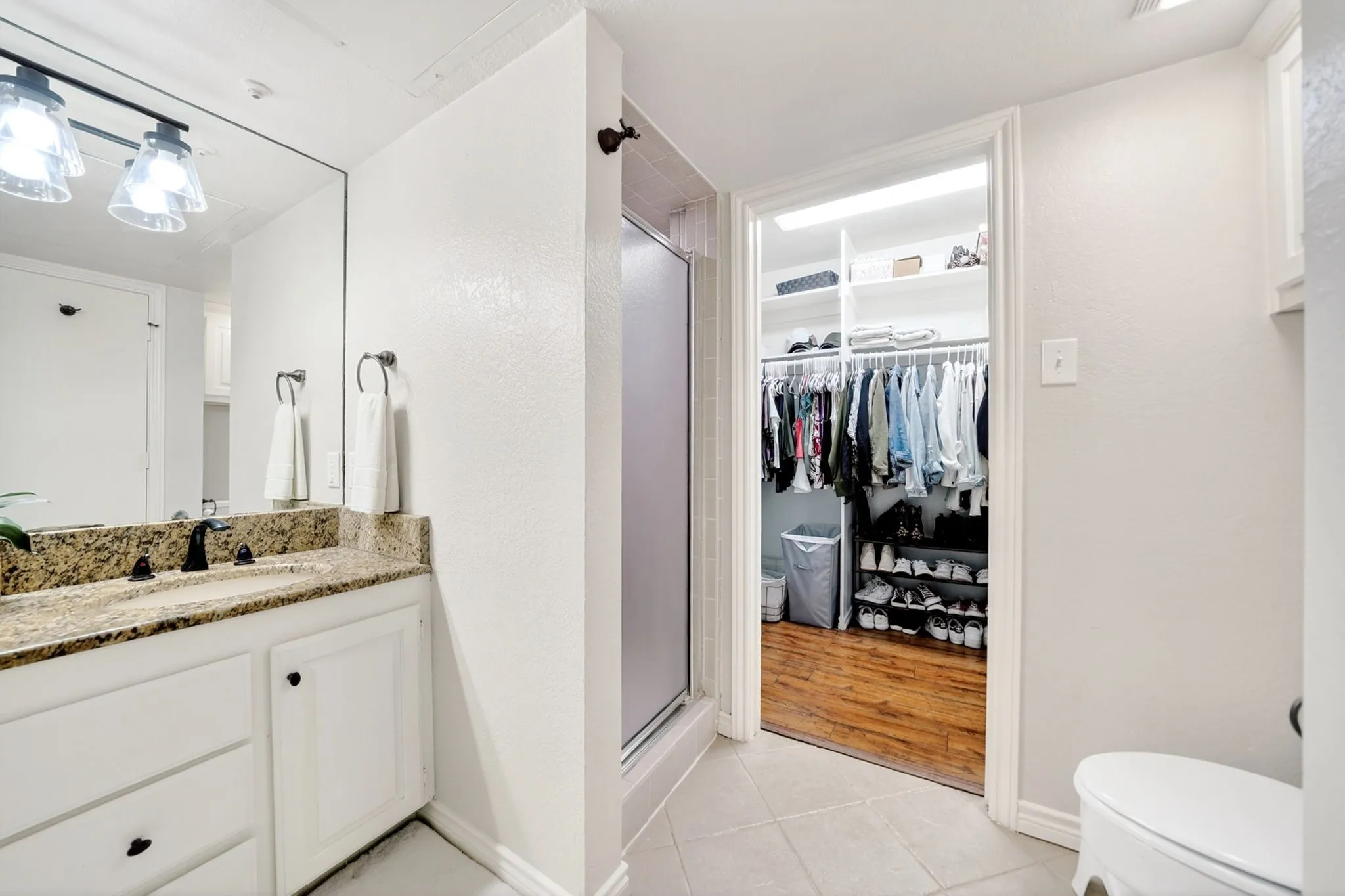 Primary Suite w/Dbl Sinks and separate walk in shower.