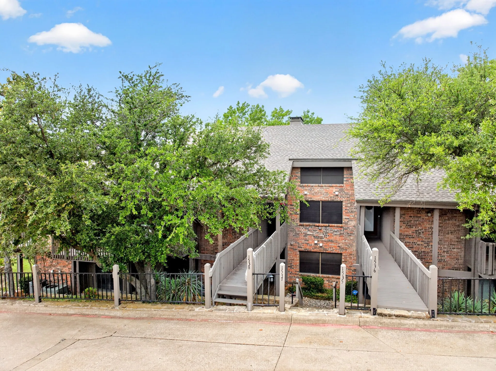 Condominium For Sale in Rockwall County , 1538 Signal Ridge Place 1538, Rockwall, Texas 75032, 3 Bedroom, 3 Bathroom, Garage spaces, 1,893 Sqft, built in 1985, mls#21276604, Real Estate Agent in Rockwall, Homes For Sale in Rockwall county, Homes For Sale in Rockwall, Realtor in Rockwall Texas, Real Estate Brokerage Independent Realty Texas, Luminita Cordes Realtor
