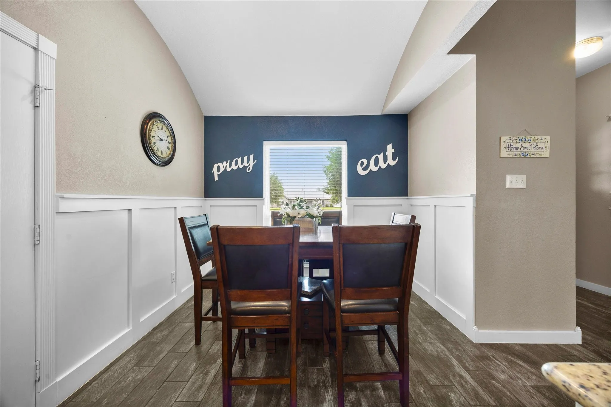 Single Family Residence For Sale in Ellis County , 303 Anita Lane, Waxahachie, Texas 75165, 4 Bedroom, 4 Bathroom, 2 Garage spaces, 2,095 Sqft, built in 1993, mls#21276981, Real Estate Agent in Waxahachie, Homes For Sale in Ellis county, Homes For Sale in Waxahachie, Realtor in Waxahachie Texas, Real Estate Brokerage Independent Realty Texas, Luminita Cordes Realtor