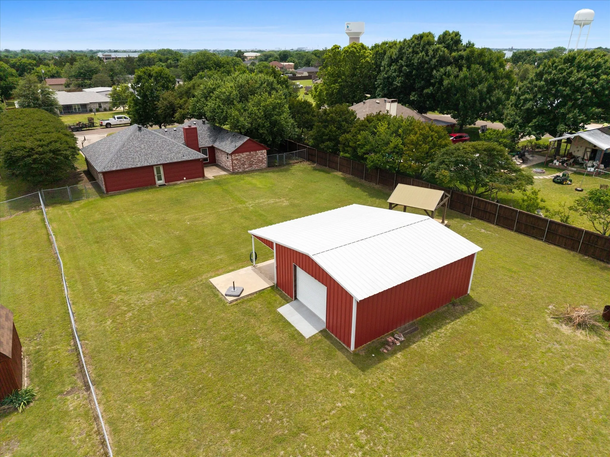 Single Family Residence For Sale in Ellis County , 303 Anita Lane, Waxahachie, Texas 75165, 4 Bedroom, 4 Bathroom, 2 Garage spaces, 2,095 Sqft, built in 1993, mls#21276981, Real Estate Agent in Waxahachie, Homes For Sale in Ellis county, Homes For Sale in Waxahachie, Realtor in Waxahachie Texas, Real Estate Brokerage Independent Realty Texas, Luminita Cordes Realtor