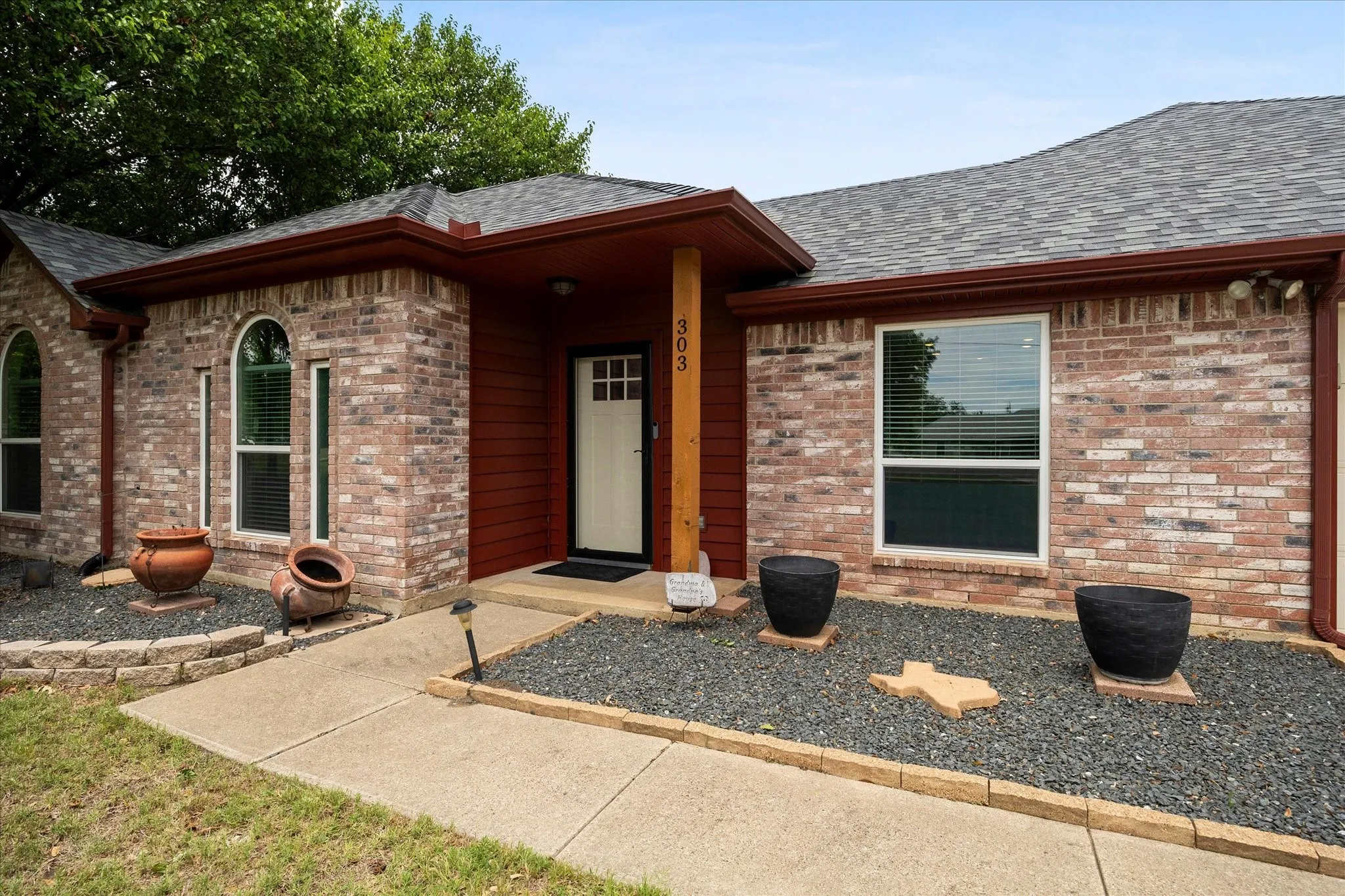 Single Family Residence For Sale in Ellis County , 303 Anita Lane, Waxahachie, Texas 75165, 4 Bedroom, 4 Bathroom, 2 Garage spaces, 2,095 Sqft, built in 1993, mls#21276981, Real Estate Agent in Waxahachie, Homes For Sale in Ellis county, Homes For Sale in Waxahachie, Realtor in Waxahachie Texas, Real Estate Brokerage Independent Realty Texas, Luminita Cordes Realtor