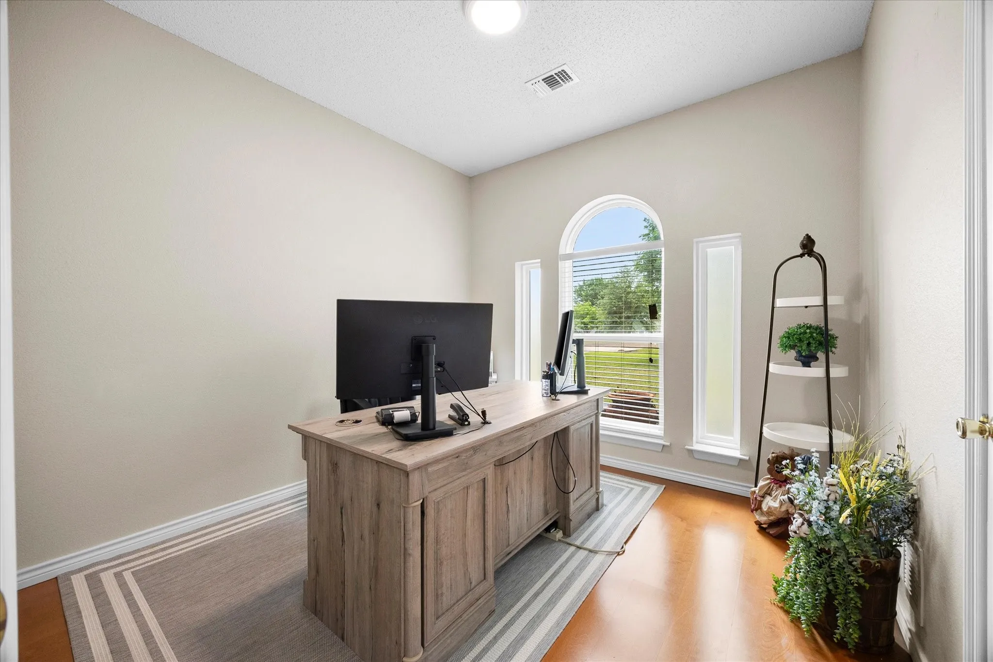 Single Family Residence For Sale in Ellis County , 303 Anita Lane, Waxahachie, Texas 75165, 4 Bedroom, 4 Bathroom, 2 Garage spaces, 2,095 Sqft, built in 1993, mls#21276981, Real Estate Agent in Waxahachie, Homes For Sale in Ellis county, Homes For Sale in Waxahachie, Realtor in Waxahachie Texas, Real Estate Brokerage Independent Realty Texas, Luminita Cordes Realtor