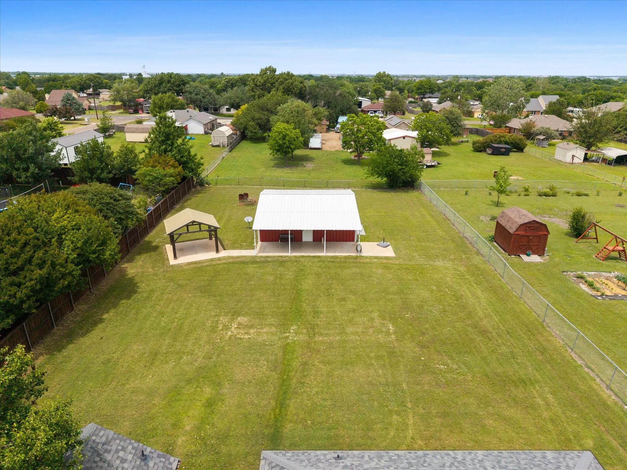 Single Family Residence For Sale in Ellis County , 303 Anita Lane, Waxahachie, Texas 75165, 4 Bedroom, 4 Bathroom, 2 Garage spaces, 2,095 Sqft, built in 1993, mls#21276981, Real Estate Agent in Waxahachie, Homes For Sale in Ellis county, Homes For Sale in Waxahachie, Realtor in Waxahachie Texas, Real Estate Brokerage Independent Realty Texas, Luminita Cordes Realtor