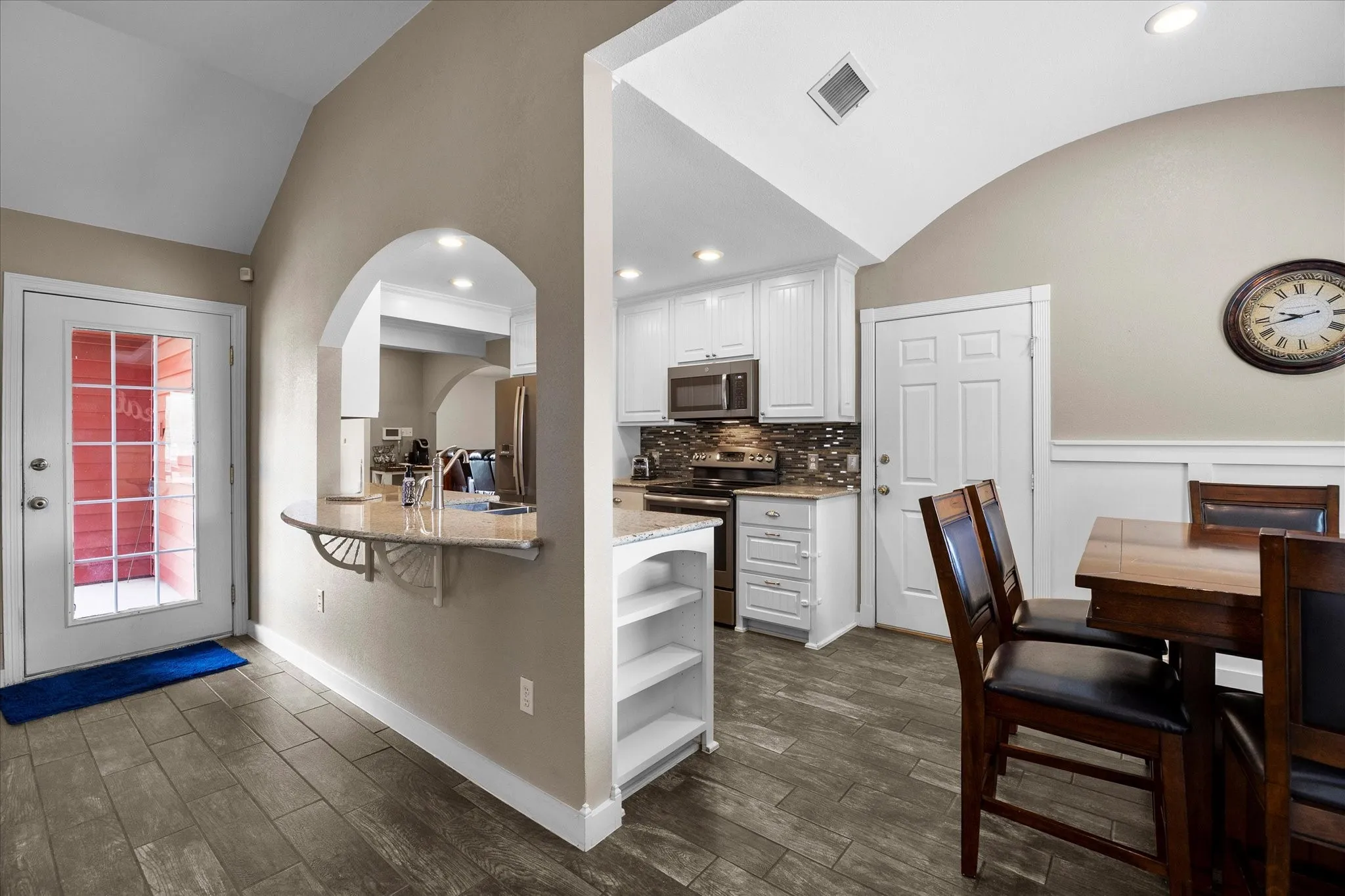 Single Family Residence For Sale in Ellis County , 303 Anita Lane, Waxahachie, Texas 75165, 4 Bedroom, 4 Bathroom, 2 Garage spaces, 2,095 Sqft, built in 1993, mls#21276981, Real Estate Agent in Waxahachie, Homes For Sale in Ellis county, Homes For Sale in Waxahachie, Realtor in Waxahachie Texas, Real Estate Brokerage Independent Realty Texas, Luminita Cordes Realtor