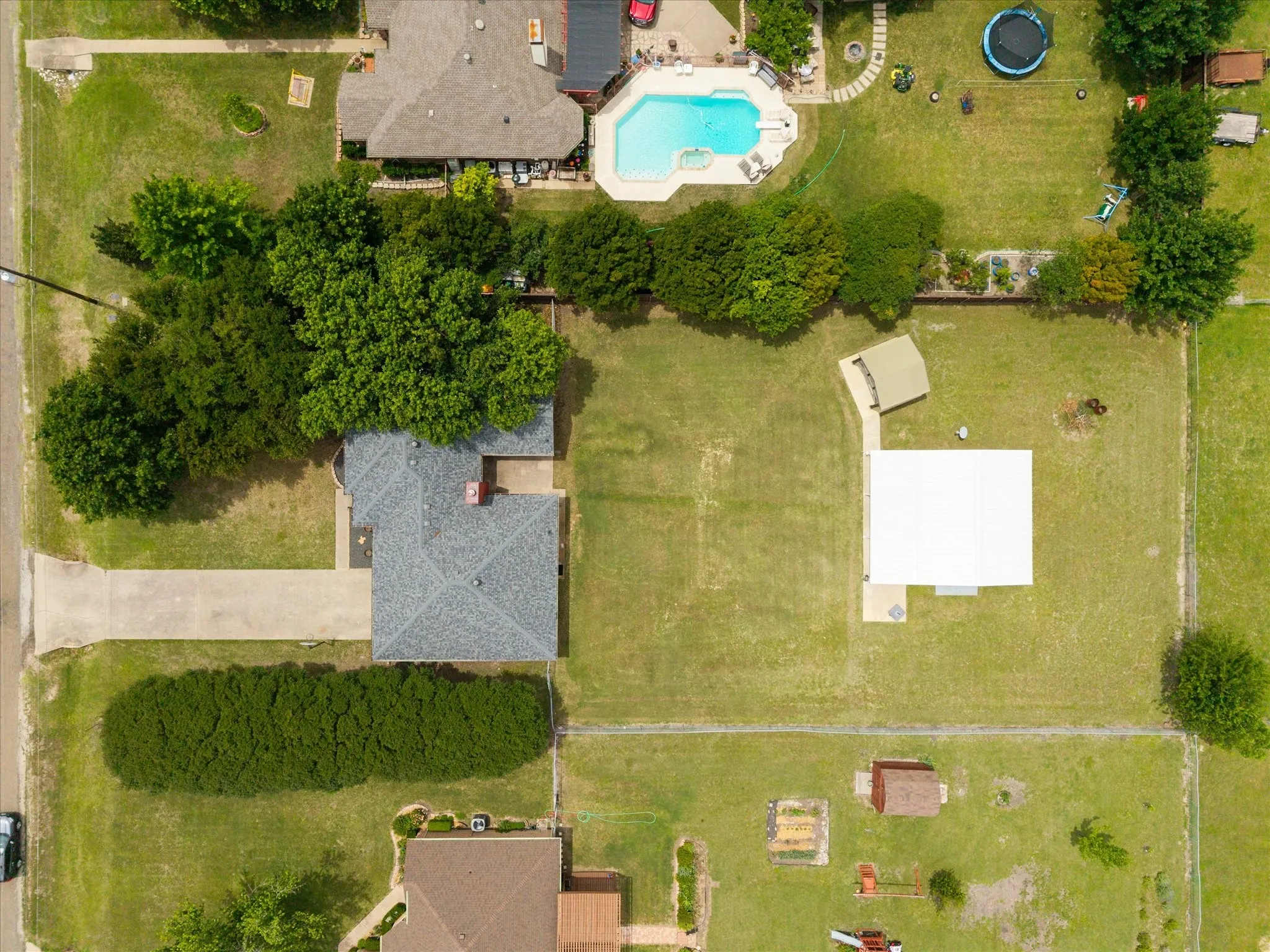 Single Family Residence For Sale in Ellis County , 303 Anita Lane, Waxahachie, Texas 75165, 4 Bedroom, 4 Bathroom, 2 Garage spaces, 2,095 Sqft, built in 1993, mls#21276981, Real Estate Agent in Waxahachie, Homes For Sale in Ellis county, Homes For Sale in Waxahachie, Realtor in Waxahachie Texas, Real Estate Brokerage Independent Realty Texas, Luminita Cordes Realtor