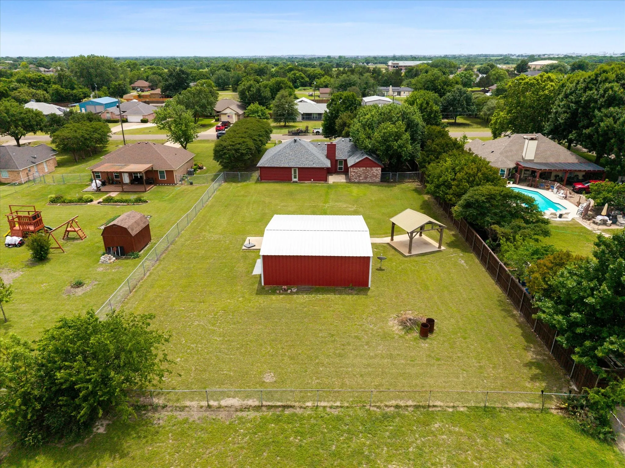 Single Family Residence For Sale in Ellis County , 303 Anita Lane, Waxahachie, Texas 75165, 4 Bedroom, 4 Bathroom, 2 Garage spaces, 2,095 Sqft, built in 1993, mls#21276981, Real Estate Agent in Waxahachie, Homes For Sale in Ellis county, Homes For Sale in Waxahachie, Realtor in Waxahachie Texas, Real Estate Brokerage Independent Realty Texas, Luminita Cordes Realtor