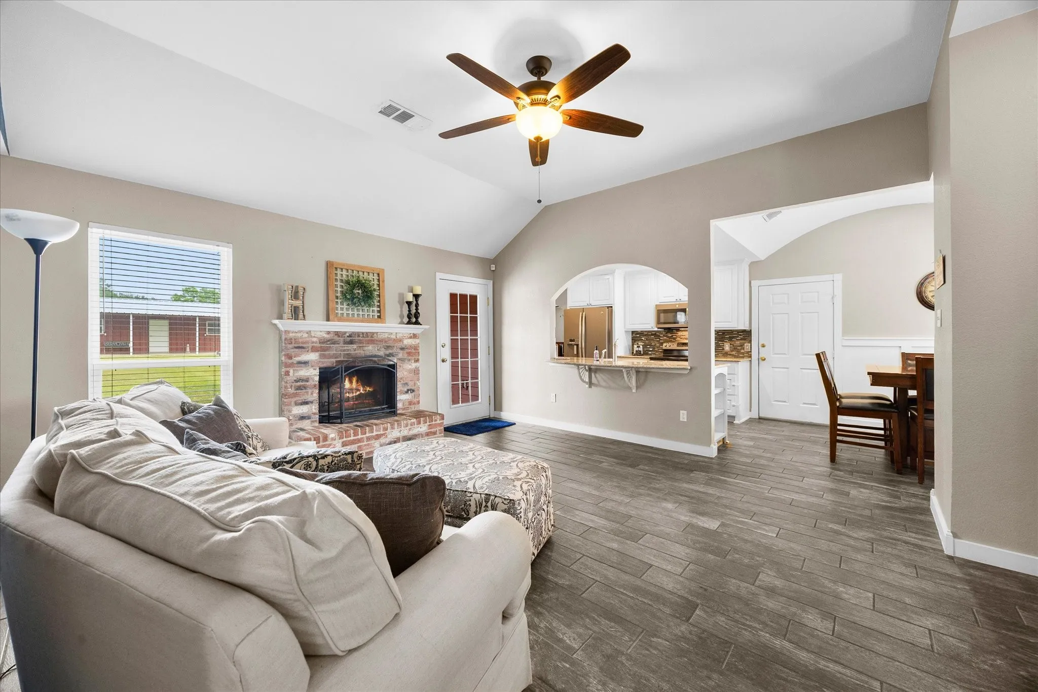 Single Family Residence For Sale in Ellis County , 303 Anita Lane, Waxahachie, Texas 75165, 4 Bedroom, 4 Bathroom, 2 Garage spaces, 2,095 Sqft, built in 1993, mls#21276981, Real Estate Agent in Waxahachie, Homes For Sale in Ellis county, Homes For Sale in Waxahachie, Realtor in Waxahachie Texas, Real Estate Brokerage Independent Realty Texas, Luminita Cordes Realtor