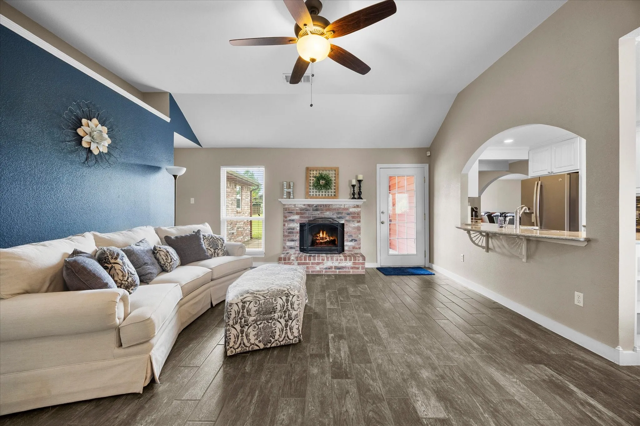 Single Family Residence For Sale in Ellis County , 303 Anita Lane, Waxahachie, Texas 75165, 4 Bedroom, 4 Bathroom, 2 Garage spaces, 2,095 Sqft, built in 1993, mls#21276981, Real Estate Agent in Waxahachie, Homes For Sale in Ellis county, Homes For Sale in Waxahachie, Realtor in Waxahachie Texas, Real Estate Brokerage Independent Realty Texas, Luminita Cordes Realtor
