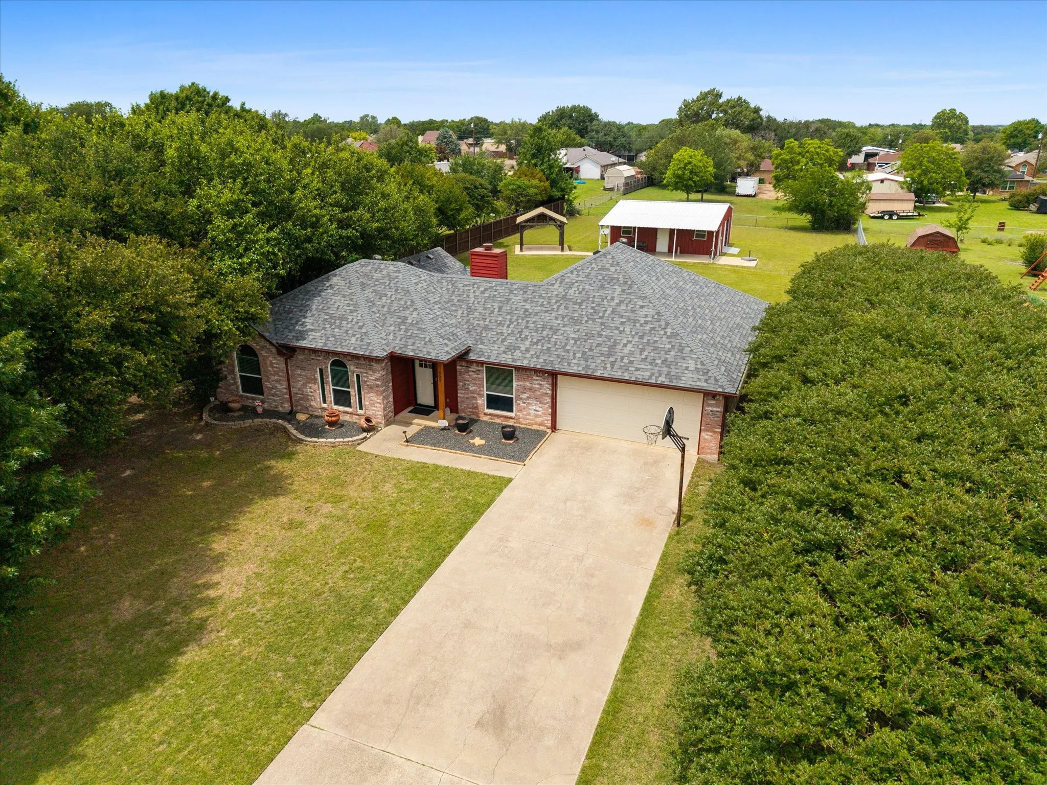 Single Family Residence For Sale in Ellis County , 303 Anita Lane, Waxahachie, Texas 75165, 4 Bedroom, 4 Bathroom, 2 Garage spaces, 2,095 Sqft, built in 1993, mls#21276981, Real Estate Agent in Waxahachie, Homes For Sale in Ellis county, Homes For Sale in Waxahachie, Realtor in Waxahachie Texas, Real Estate Brokerage Independent Realty Texas, Luminita Cordes Realtor