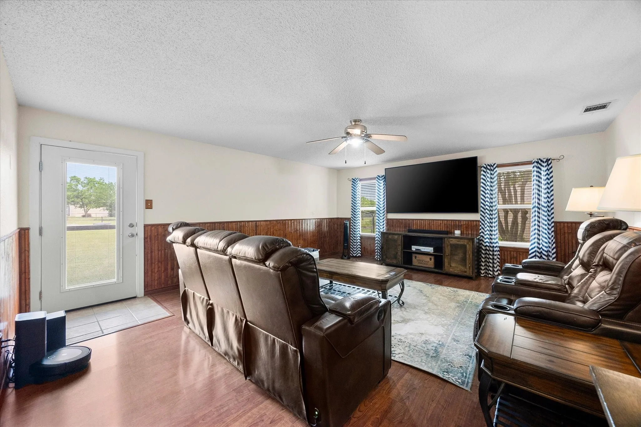 Single Family Residence For Sale in Ellis County , 303 Anita Lane, Waxahachie, Texas 75165, 4 Bedroom, 4 Bathroom, 2 Garage spaces, 2,095 Sqft, built in 1993, mls#21276981, Real Estate Agent in Waxahachie, Homes For Sale in Ellis county, Homes For Sale in Waxahachie, Realtor in Waxahachie Texas, Real Estate Brokerage Independent Realty Texas, Luminita Cordes Realtor