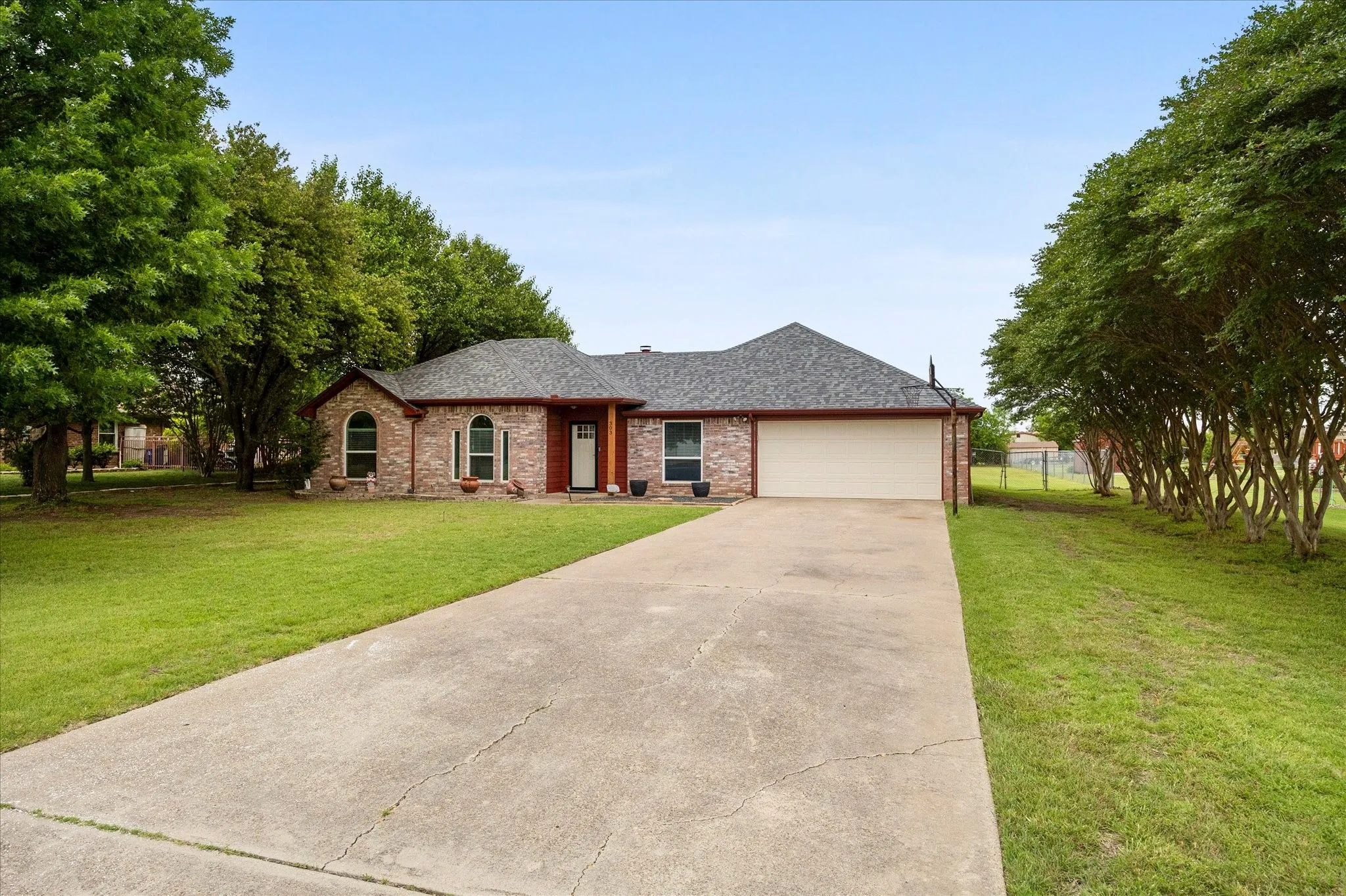 Single Family Residence For Sale in Ellis County , 303 Anita Lane, Waxahachie, Texas 75165, 4 Bedroom, 4 Bathroom, 2 Garage spaces, 2,095 Sqft, built in 1993, mls#21276981, Real Estate Agent in Waxahachie, Homes For Sale in Ellis county, Homes For Sale in Waxahachie, Realtor in Waxahachie Texas, Real Estate Brokerage Independent Realty Texas, Luminita Cordes Realtor