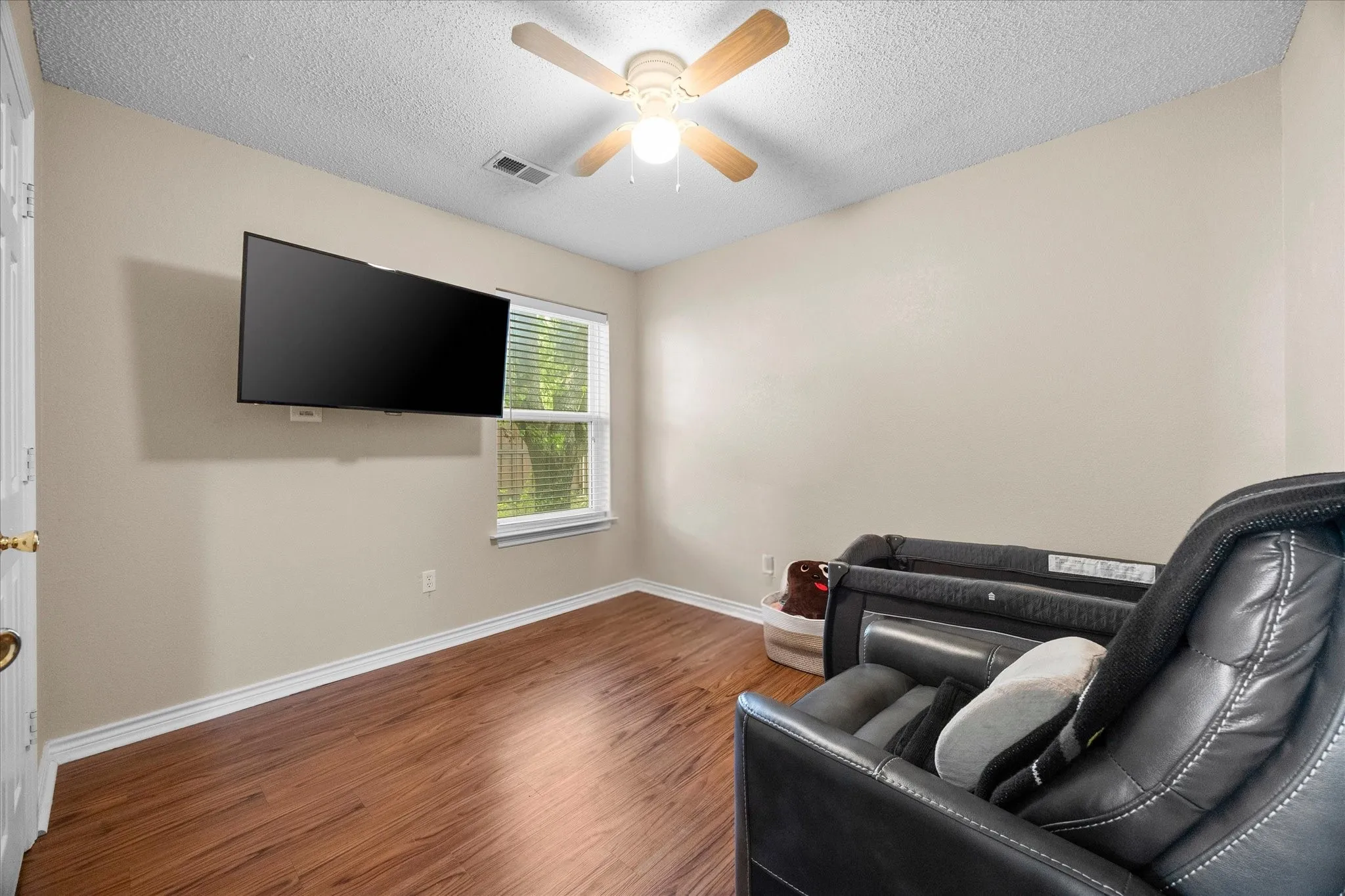 Single Family Residence For Sale in Ellis County , 303 Anita Lane, Waxahachie, Texas 75165, 4 Bedroom, 4 Bathroom, 2 Garage spaces, 2,095 Sqft, built in 1993, mls#21276981, Real Estate Agent in Waxahachie, Homes For Sale in Ellis county, Homes For Sale in Waxahachie, Realtor in Waxahachie Texas, Real Estate Brokerage Independent Realty Texas, Luminita Cordes Realtor