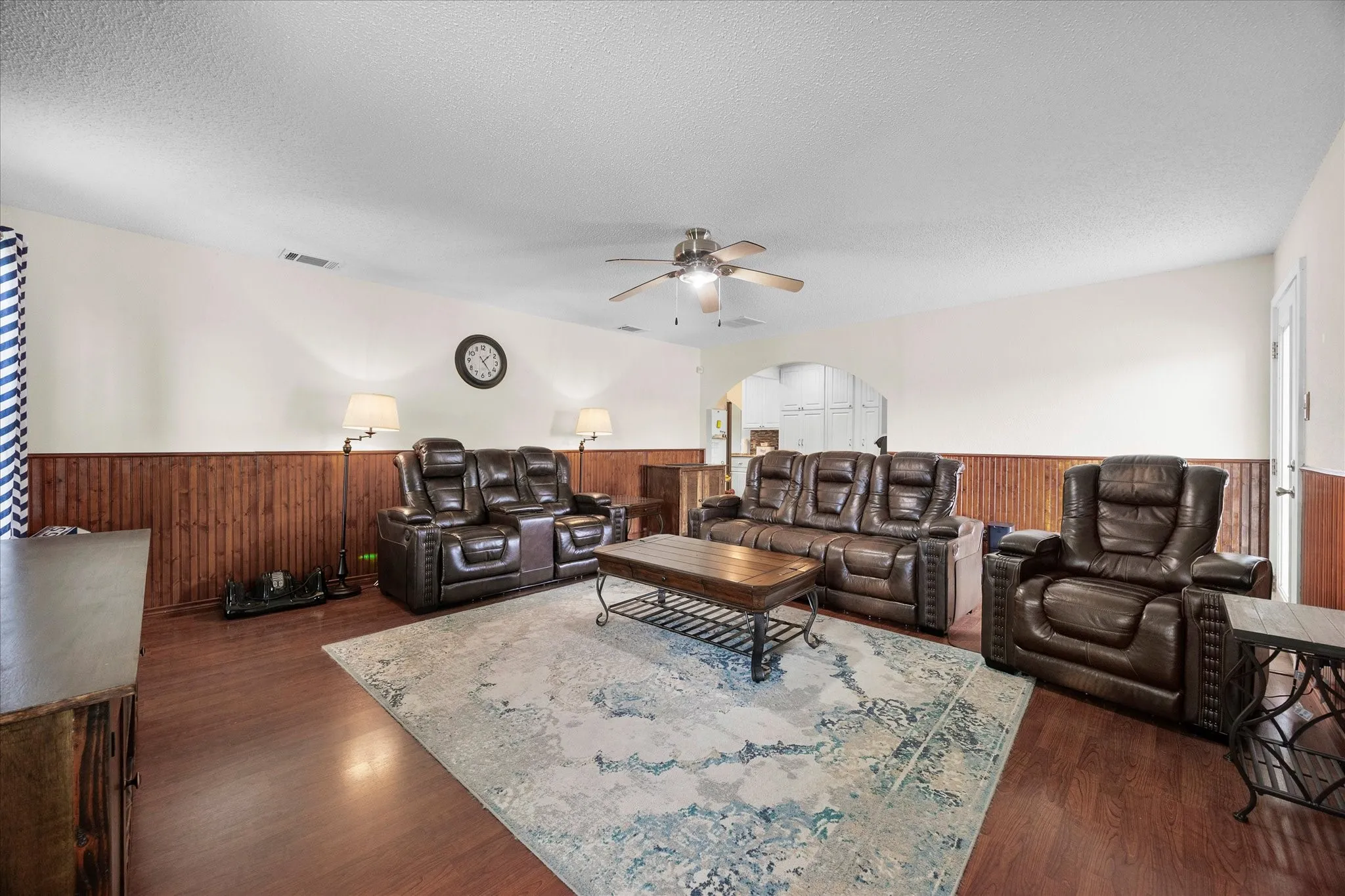 Single Family Residence For Sale in Ellis County , 303 Anita Lane, Waxahachie, Texas 75165, 4 Bedroom, 4 Bathroom, 2 Garage spaces, 2,095 Sqft, built in 1993, mls#21276981, Real Estate Agent in Waxahachie, Homes For Sale in Ellis county, Homes For Sale in Waxahachie, Realtor in Waxahachie Texas, Real Estate Brokerage Independent Realty Texas, Luminita Cordes Realtor