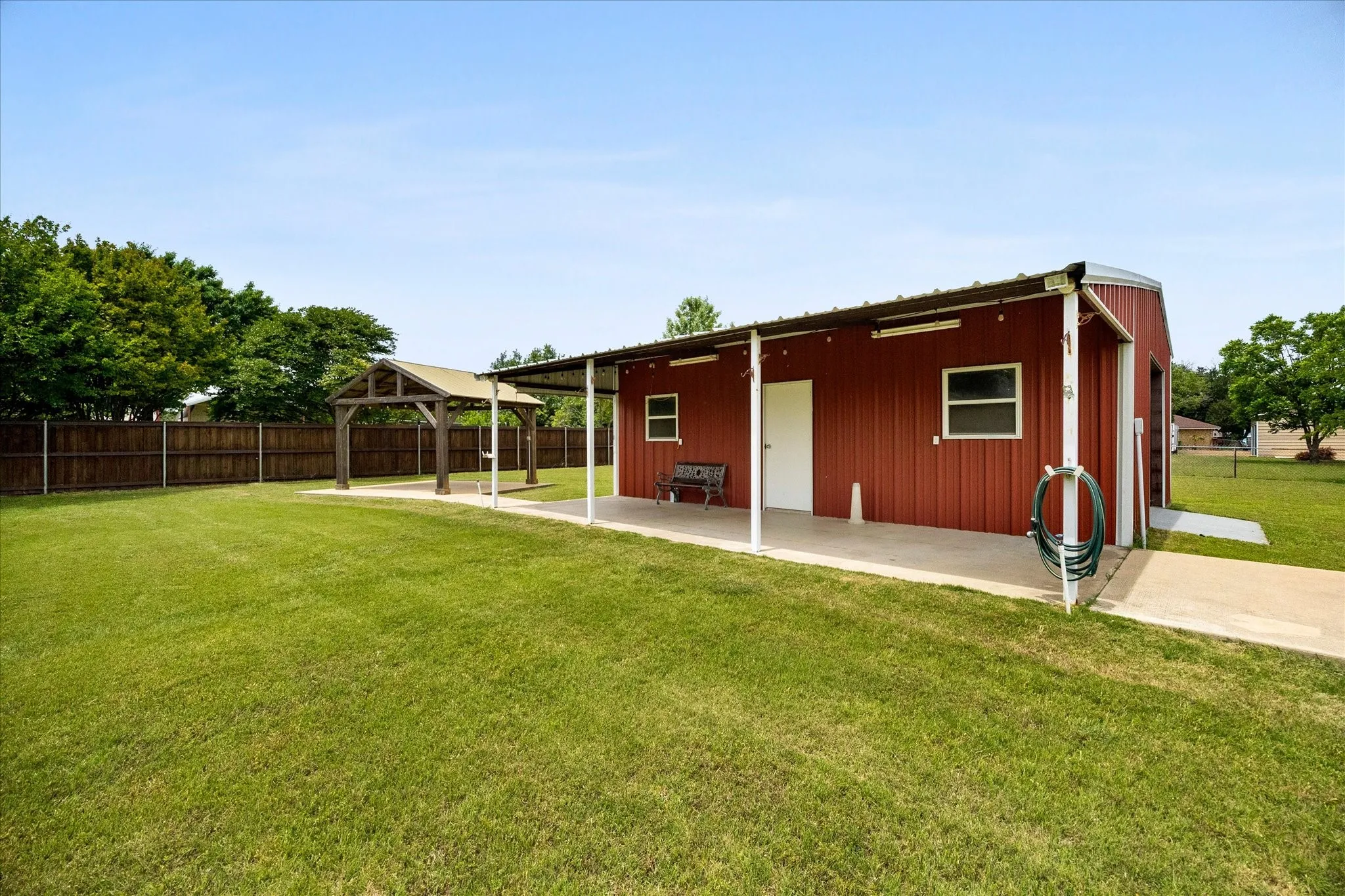 Single Family Residence For Sale in Ellis County , 303 Anita Lane, Waxahachie, Texas 75165, 4 Bedroom, 4 Bathroom, 2 Garage spaces, 2,095 Sqft, built in 1993, mls#21276981, Real Estate Agent in Waxahachie, Homes For Sale in Ellis county, Homes For Sale in Waxahachie, Realtor in Waxahachie Texas, Real Estate Brokerage Independent Realty Texas, Luminita Cordes Realtor